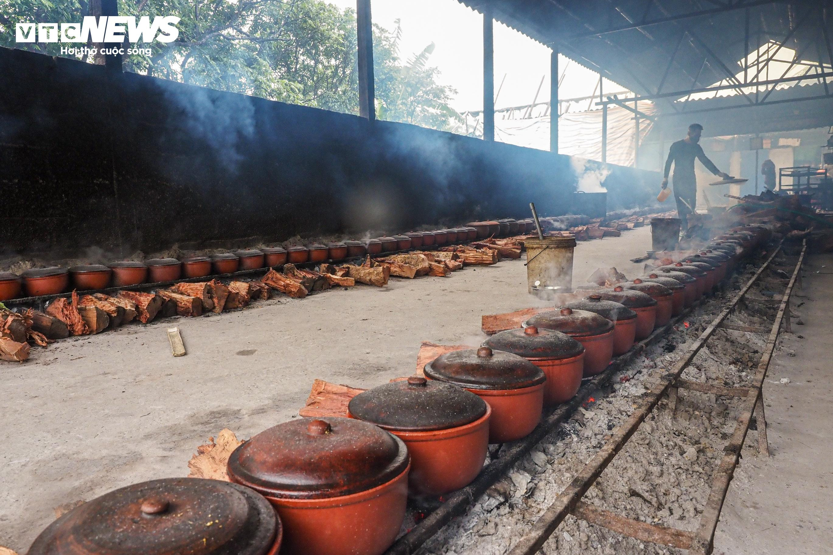 Dân Vũ Đại xuyên đêm đỏ lửa, đeo kính bơi kho cá bạc triệu phục vụ Tết - 1