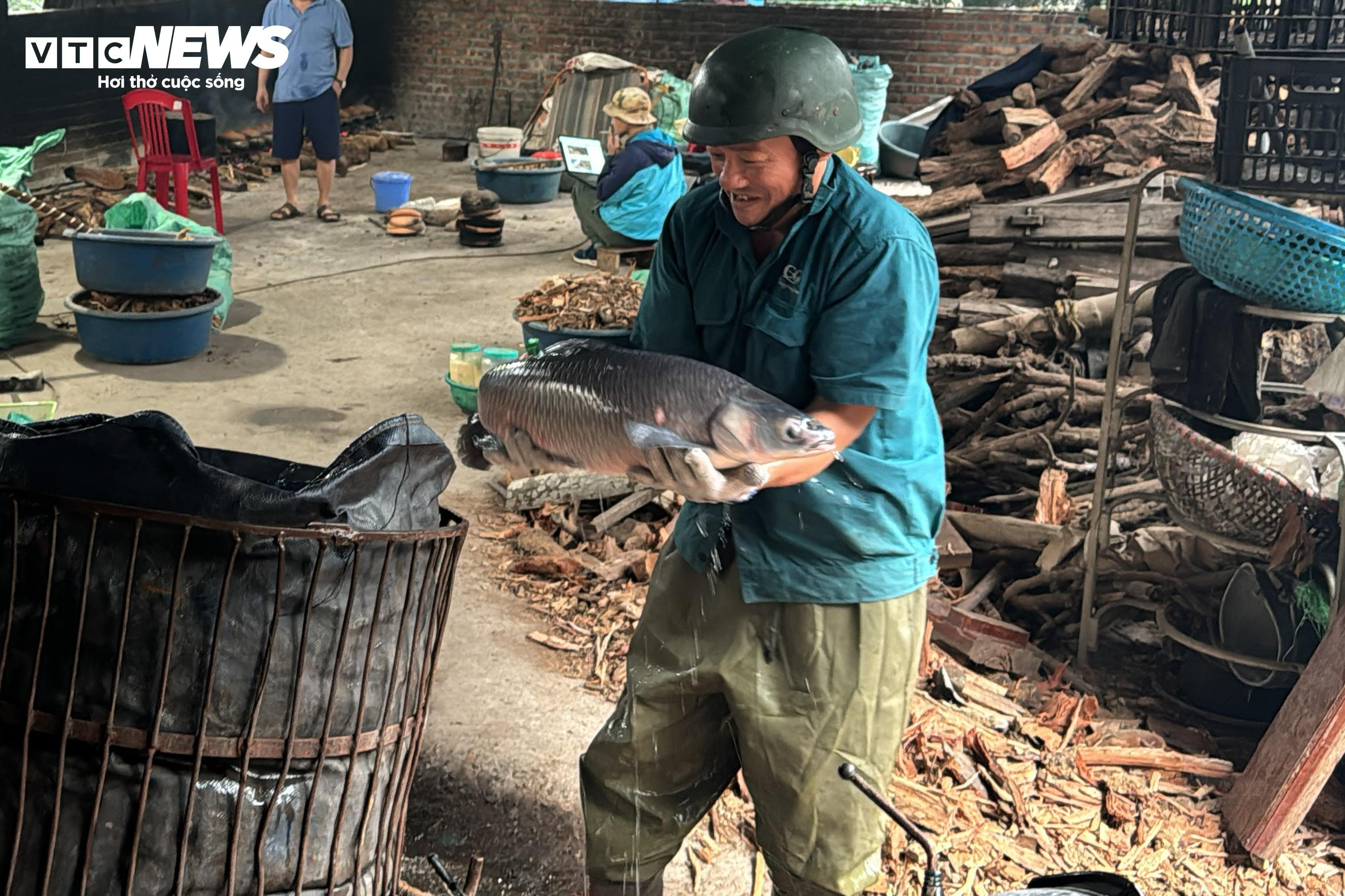 Dân Vũ Đại xuyên đêm đỏ lửa, đeo kính bơi kho cá bạc triệu phục vụ Tết - 5