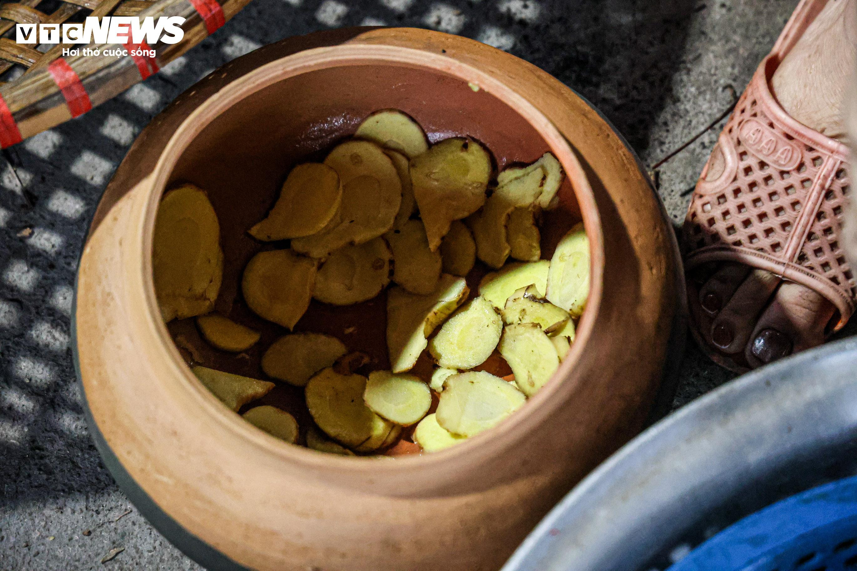 Dân Vũ Đại xuyên đêm đỏ lửa, đeo kính bơi kho cá bạc triệu phục vụ Tết - 6