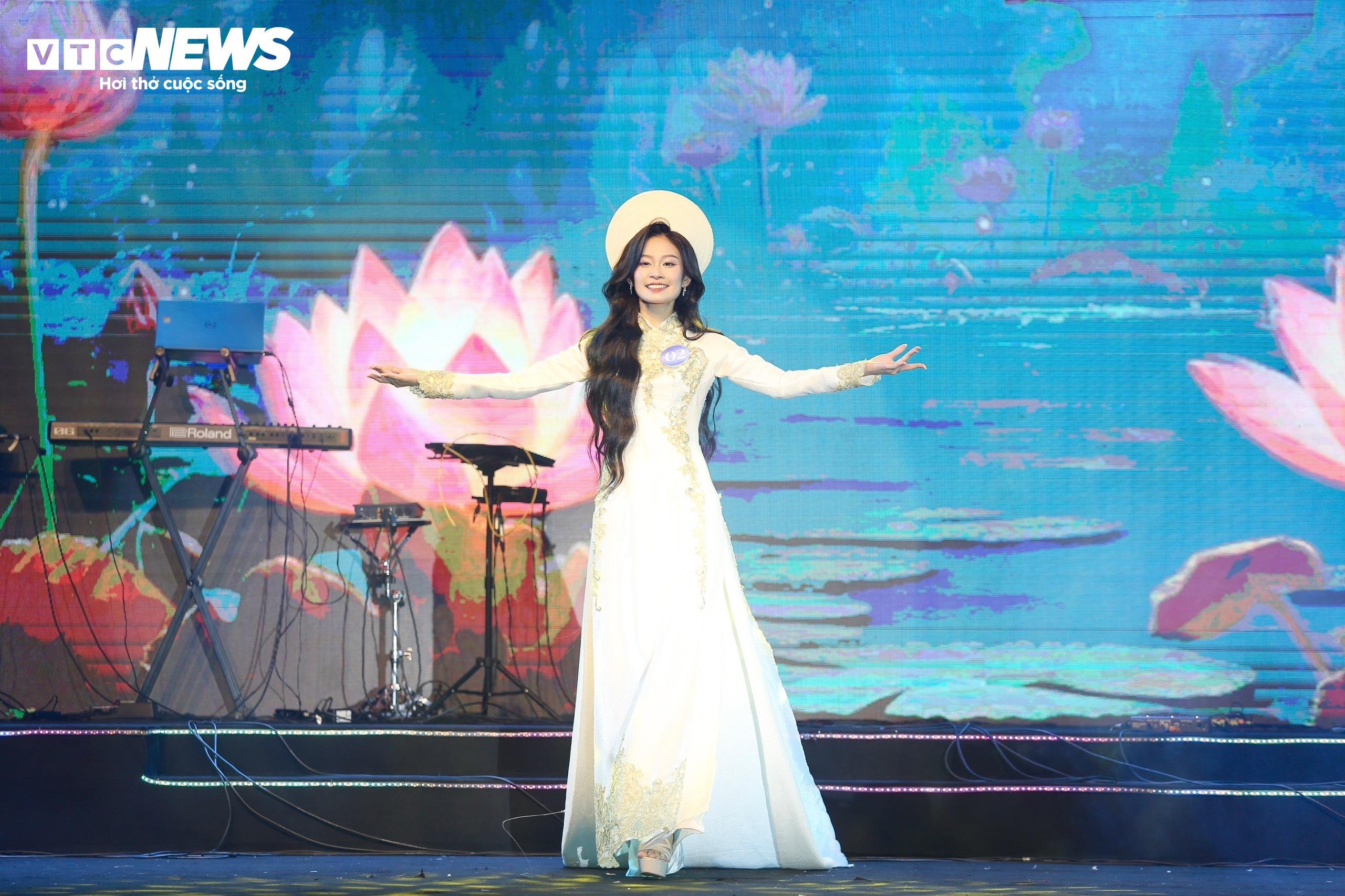 Tân Hoa khôi Ngoại thương sở hữu chiều cao gần 1m80 - 6