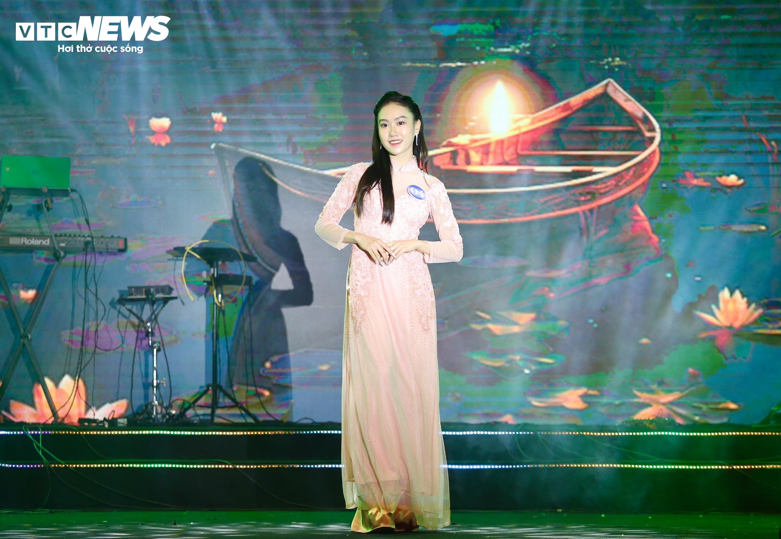 Tân Hoa khôi Ngoại thương sở hữu chiều cao gần 1m80 - 7