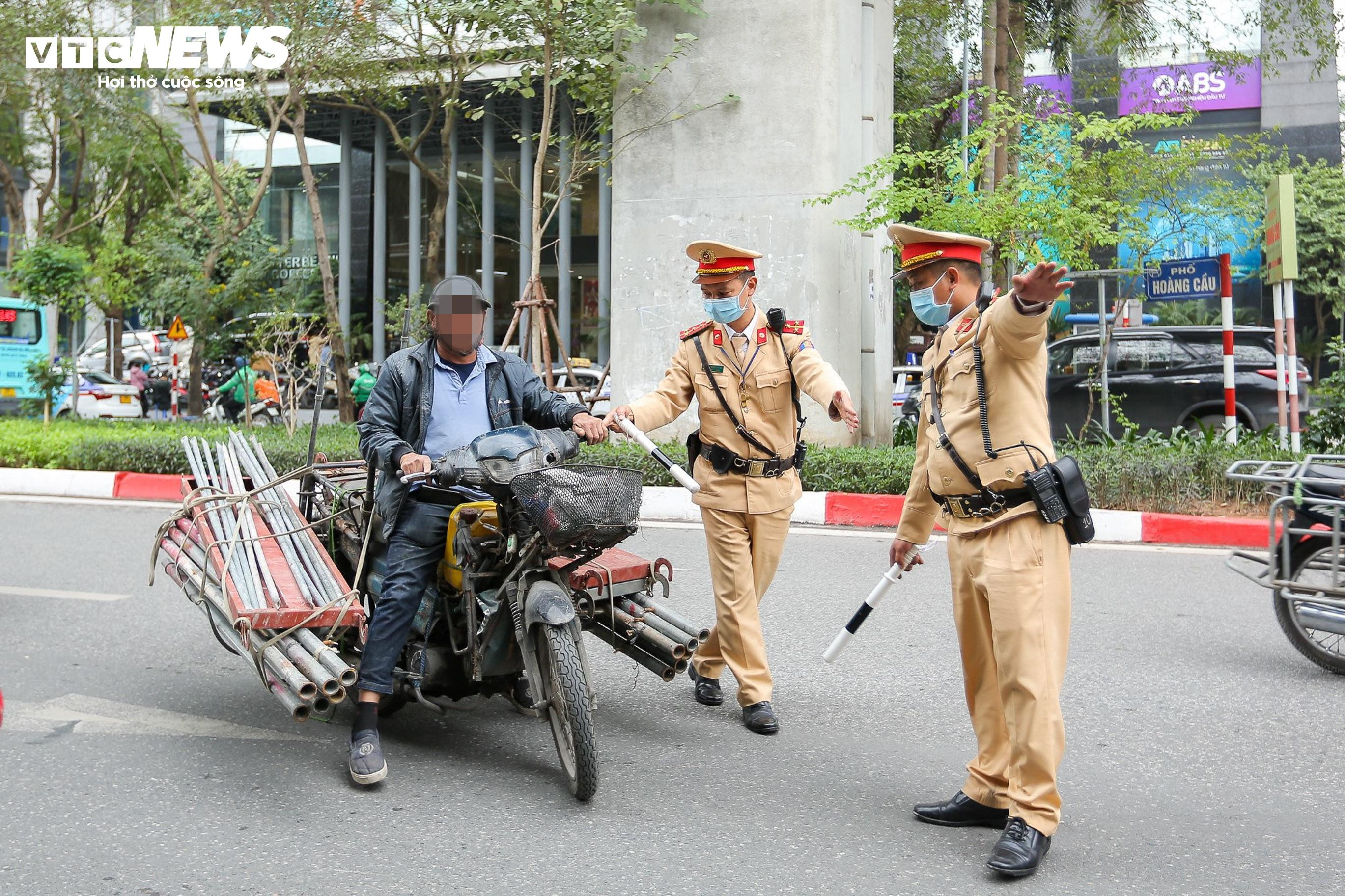 Bị CSGT xử lý, tài xế xe 'máy chém' vin cớ mưu sinh nguỵ biện cho sai phạm - 1
