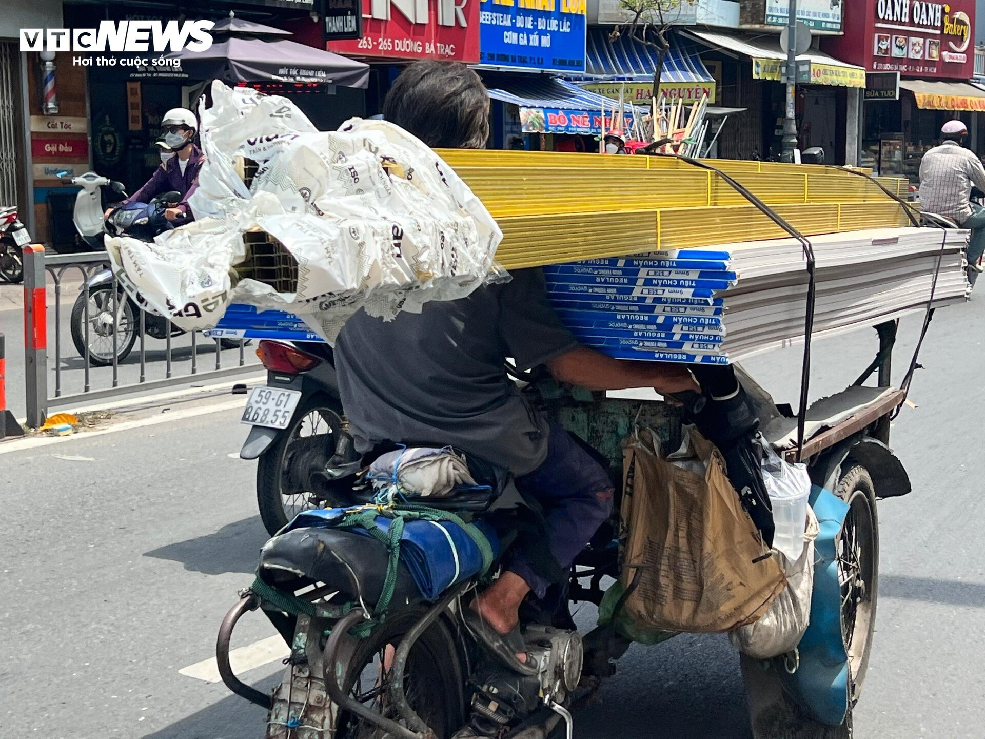 Gây nhiều tai nạn thương tâm, xe 'máy chém' vẫn nghênh ngang diễu phố - 16