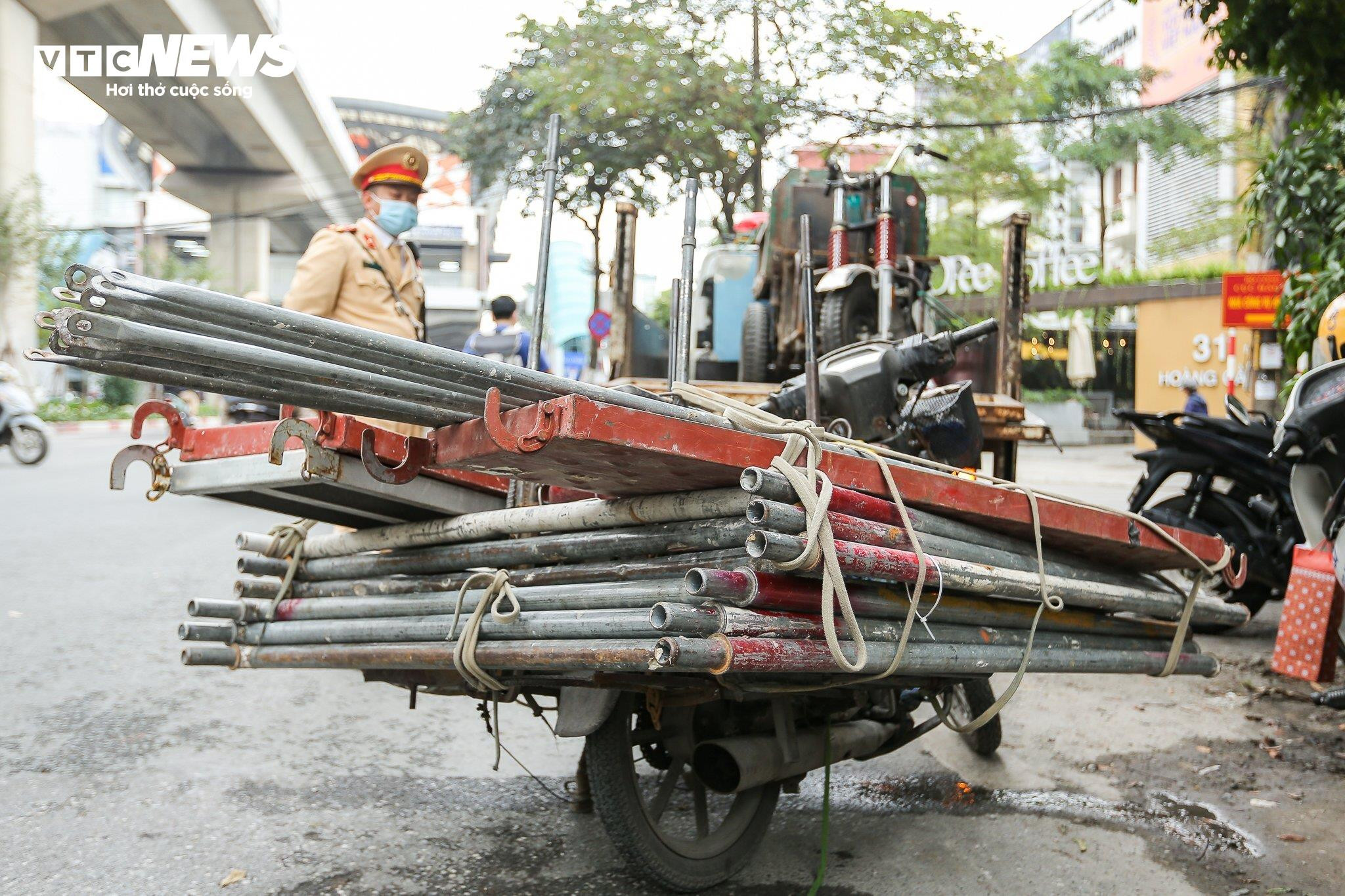 Bị CSGT xử lý, tài xế xe 'máy chém' vin cớ mưu sinh nguỵ biện cho sai phạm - 2