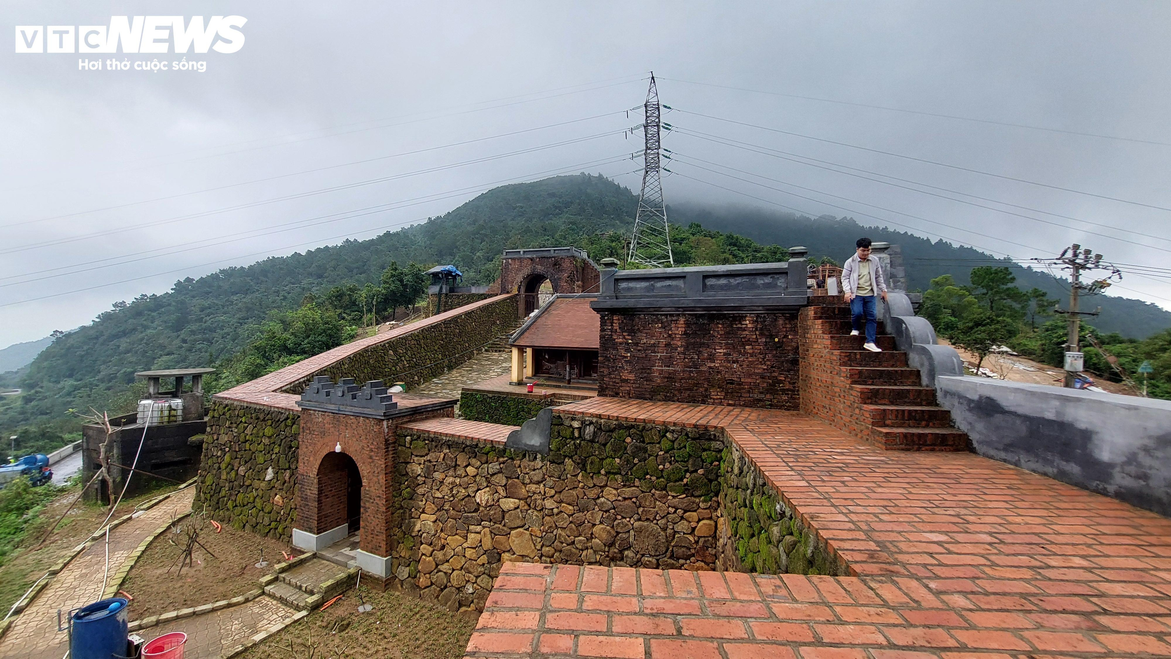 Di tích Hải Vân quan chưa thể đón khách vì vướng... cột điện - 2