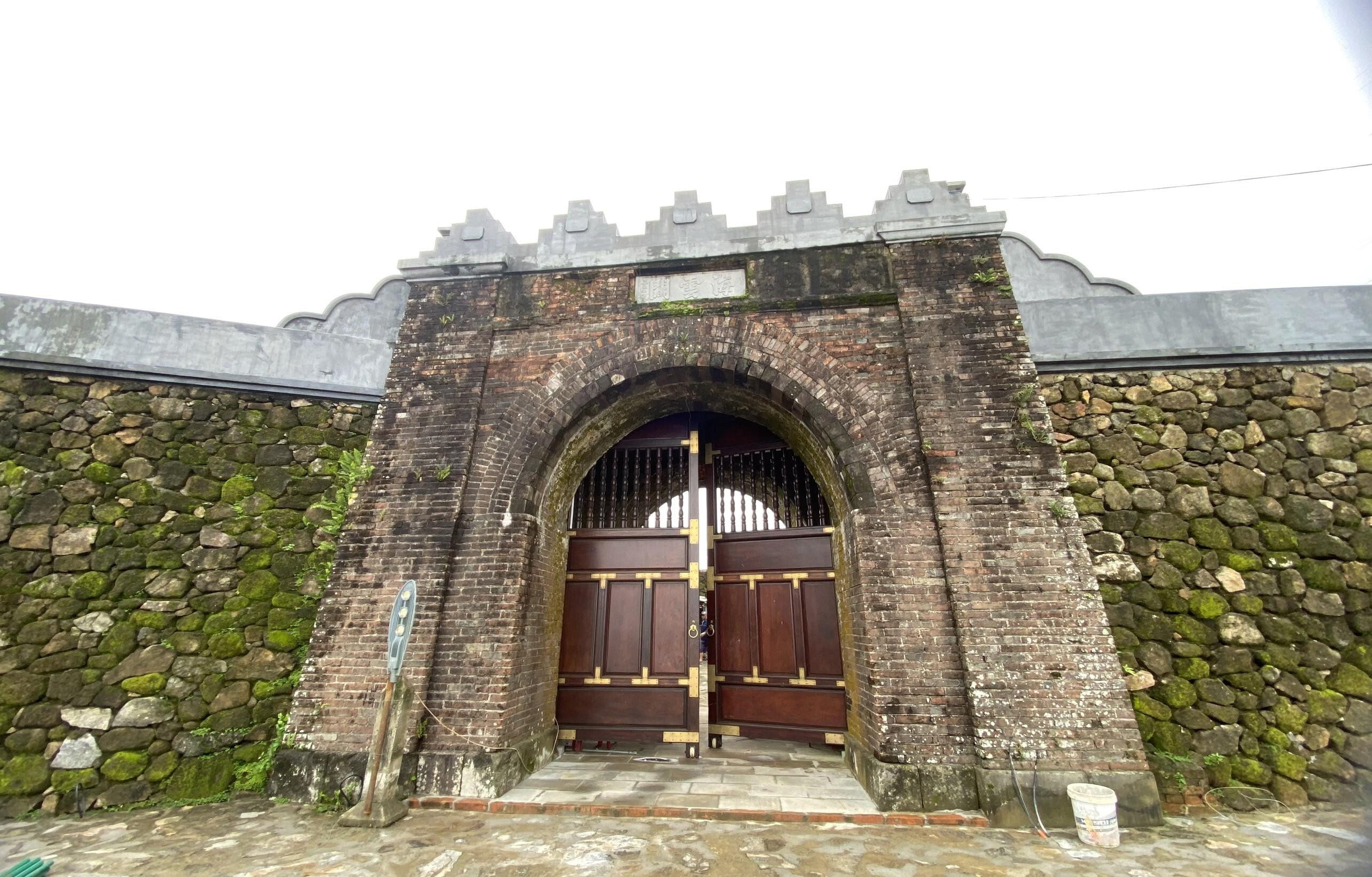 Di tích Hải Vân quan chưa thể đón khách vì vướng... cột điện - 3