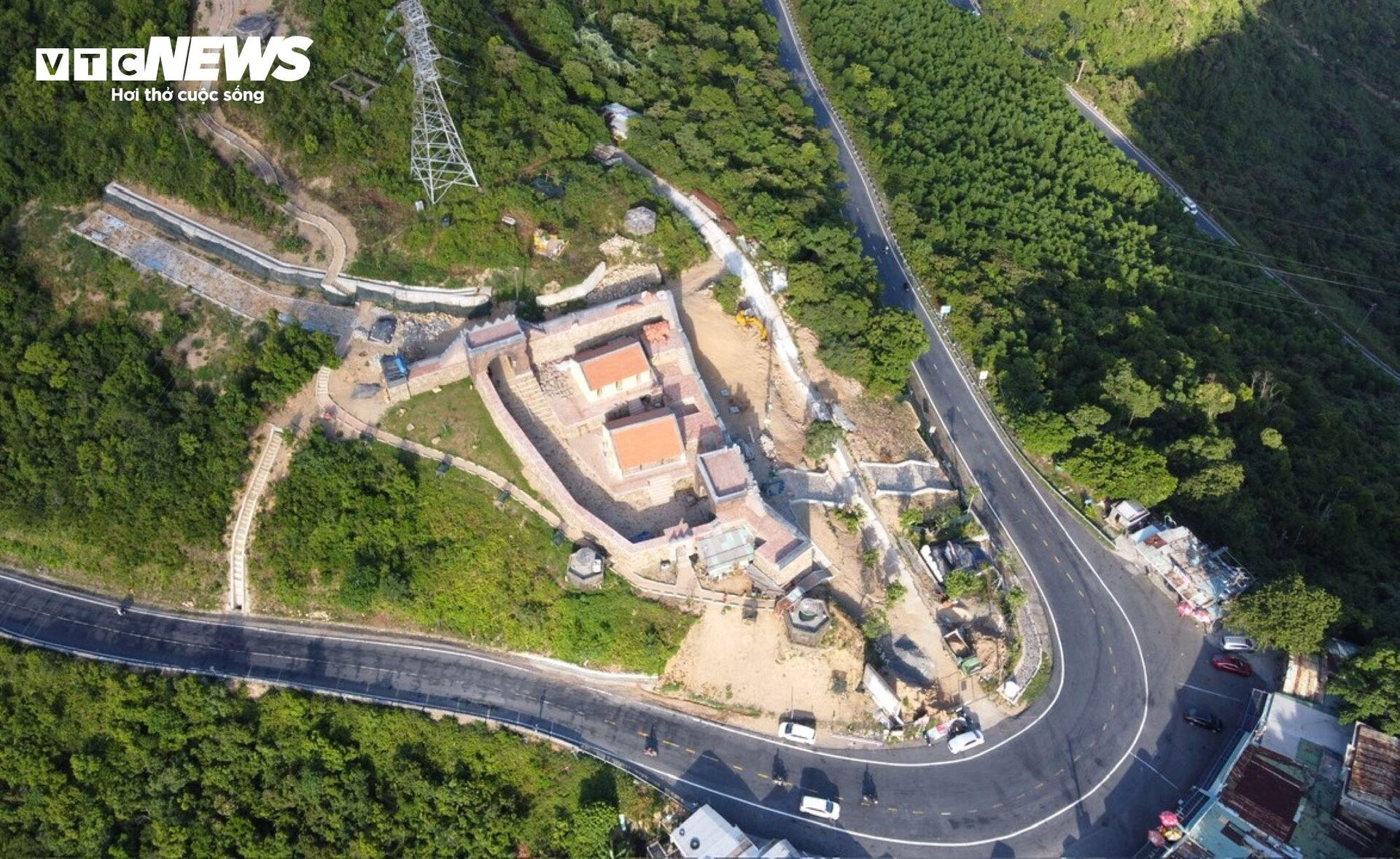 Di tích Hải Vân quan chưa thể đón khách vì vướng... cột điện - 1