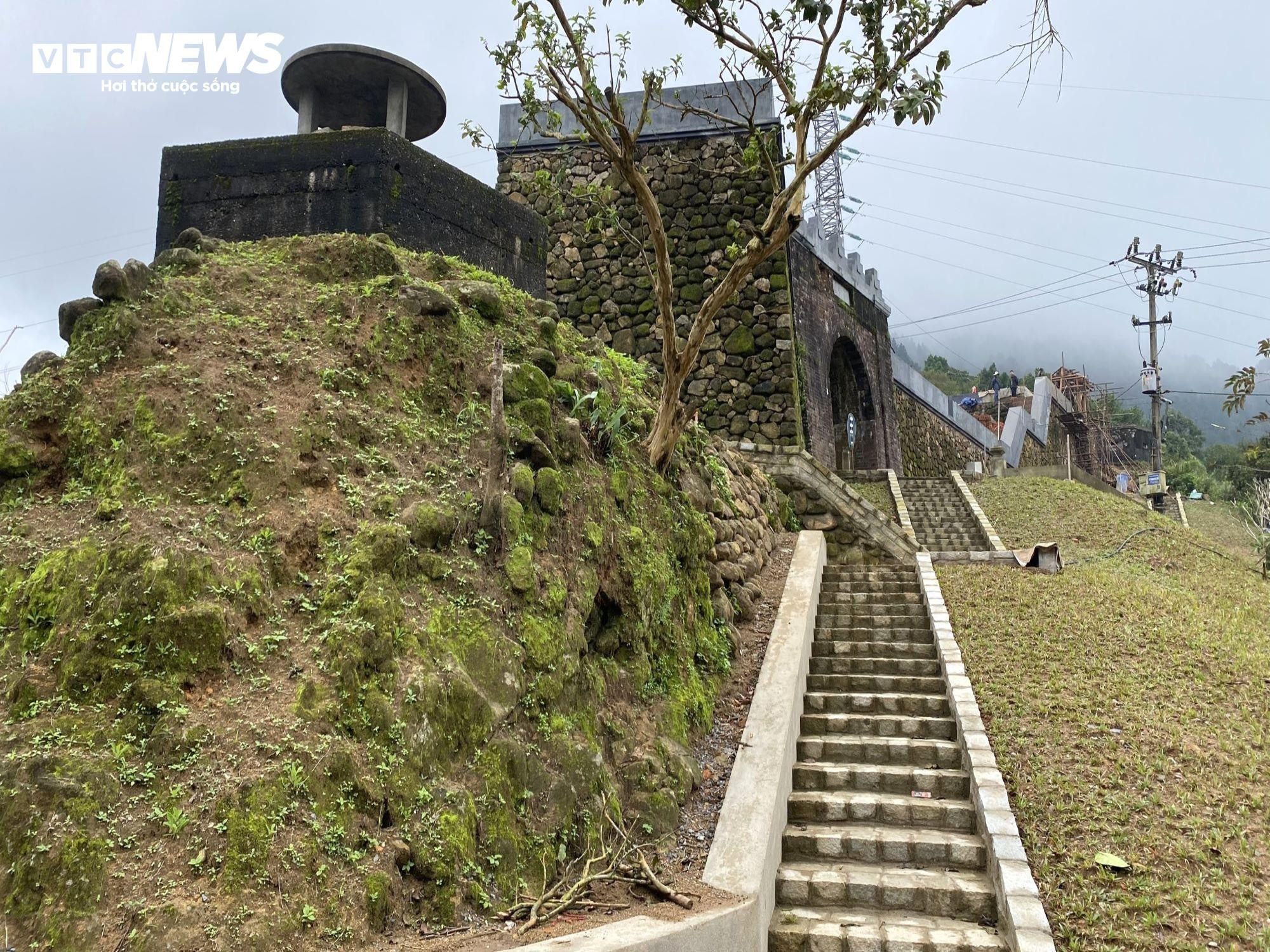 Di tích Hải Vân quan chưa thể đón khách vì vướng... cột điện - 8