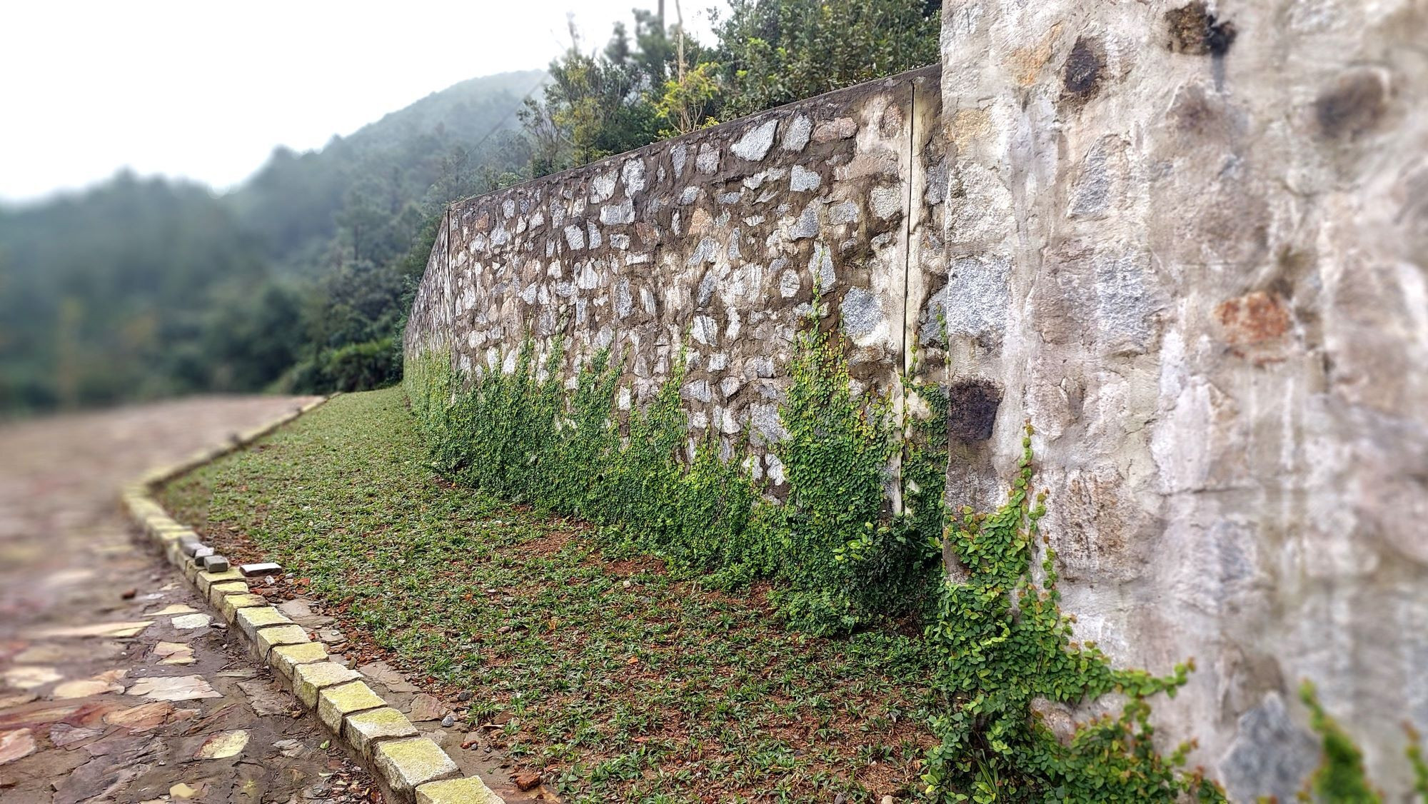 Di tích Hải Vân quan chưa thể đón khách vì vướng... cột điện - 9