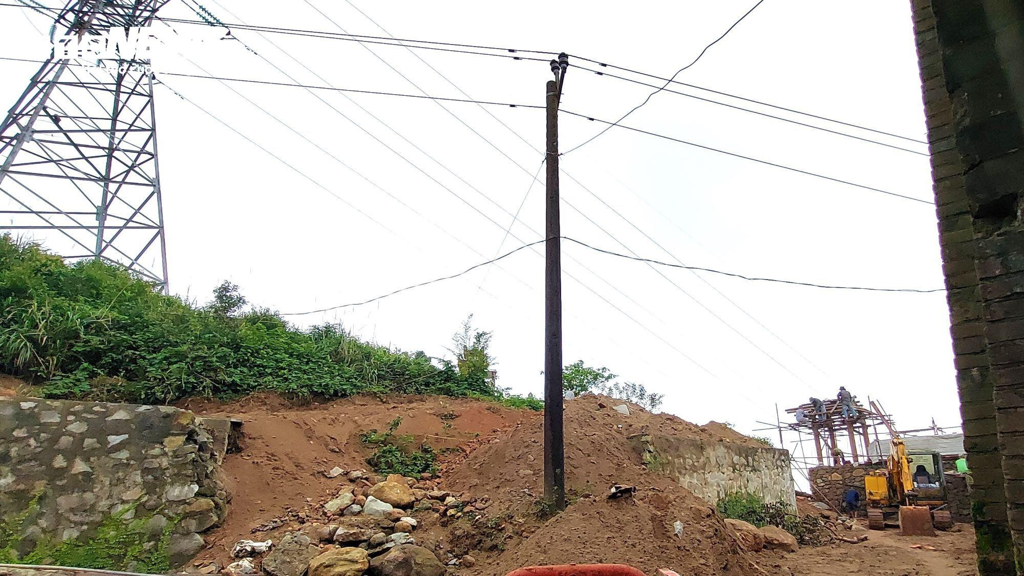 Di tích Hải Vân quan chưa thể đón khách vì vướng... cột điện - 4