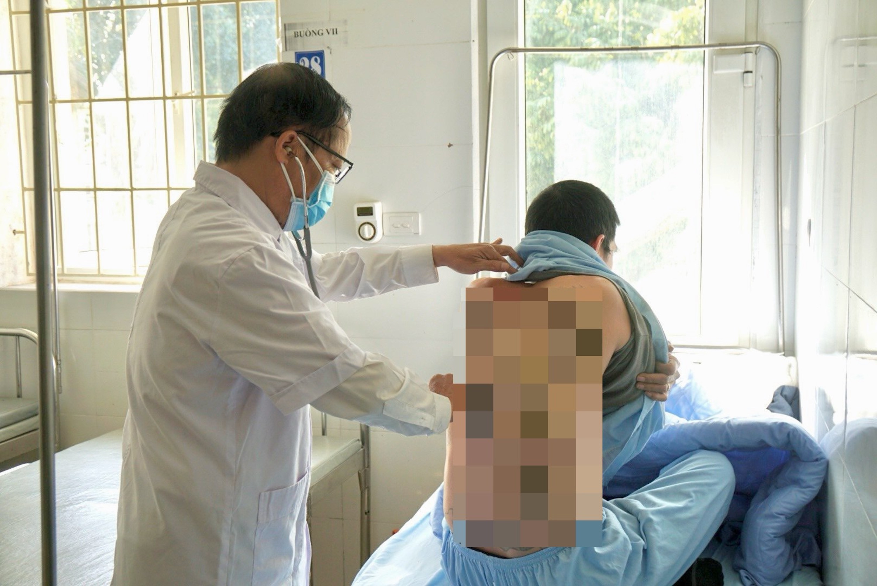 Sự cô độc của bác sĩ sau cánh cửa bệnh viện điều trị HIV - 1