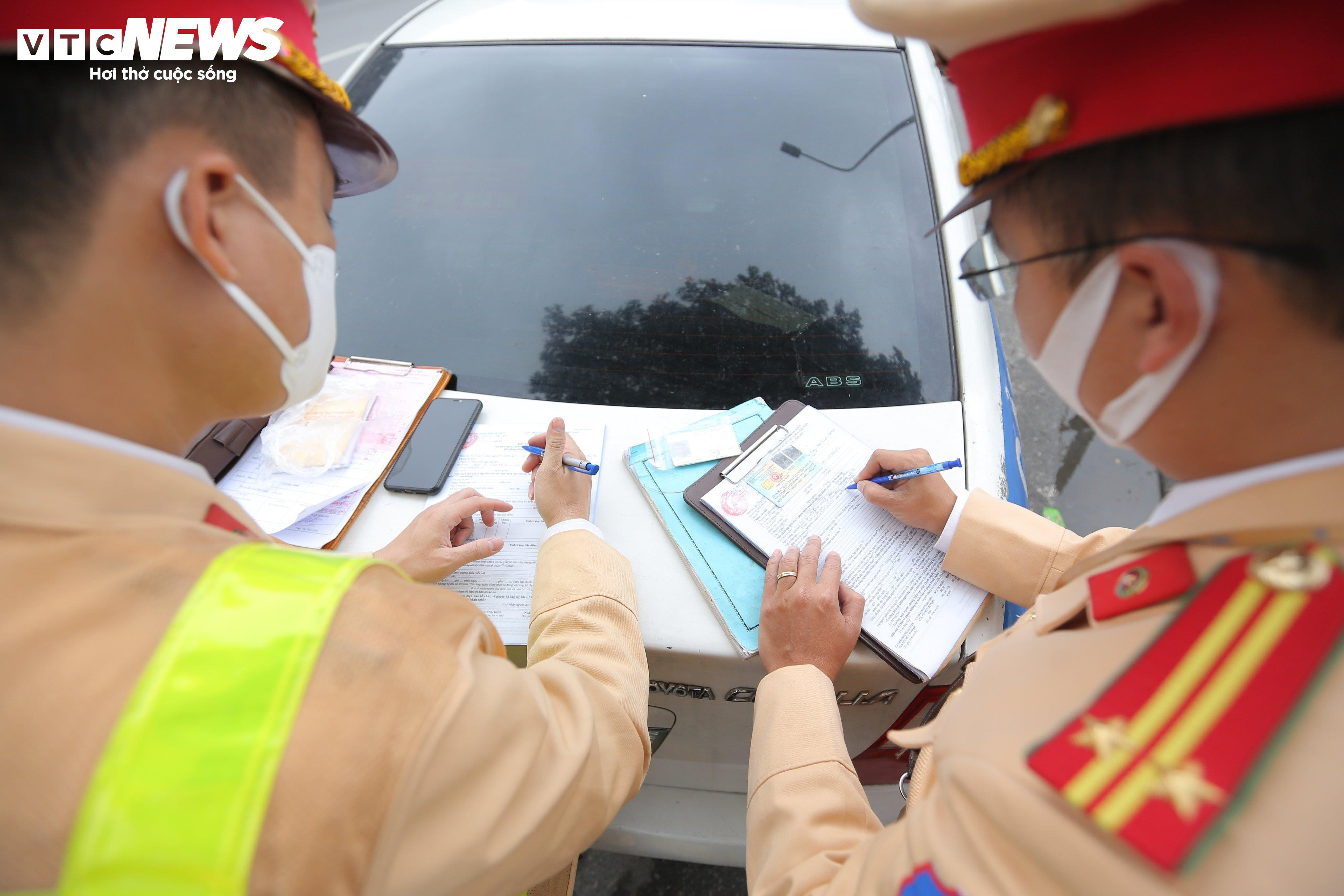 Bị phạt dừng đỗ sai quy định, tài xế biện minh 'do chiều theo ý khách' - 7