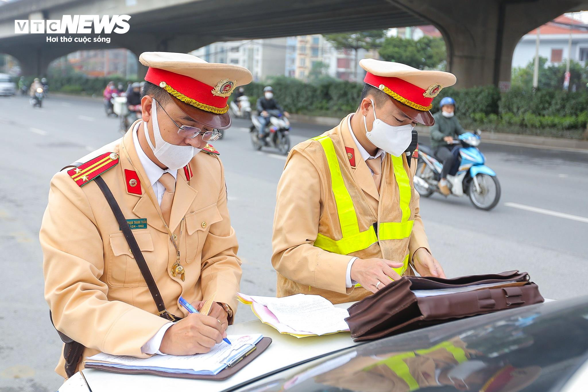 Bị phạt dừng đỗ sai quy định, tài xế biện minh 'do chiều theo ý khách' - 1