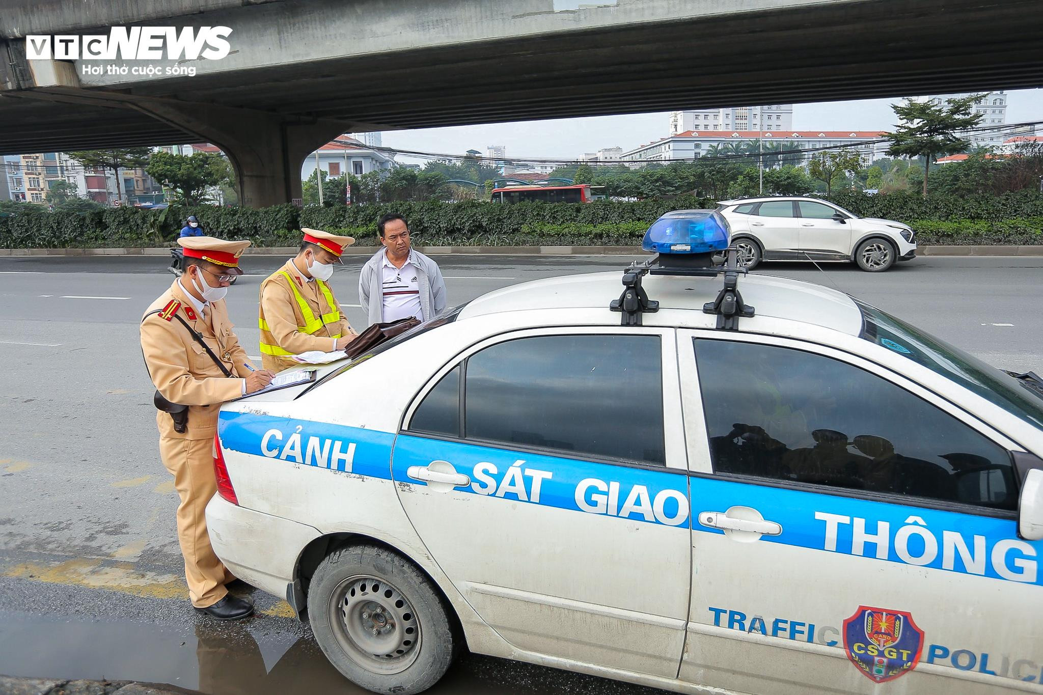 Bị phạt dừng đỗ sai quy định, tài xế biện minh 'do chiều theo ý khách' - 8