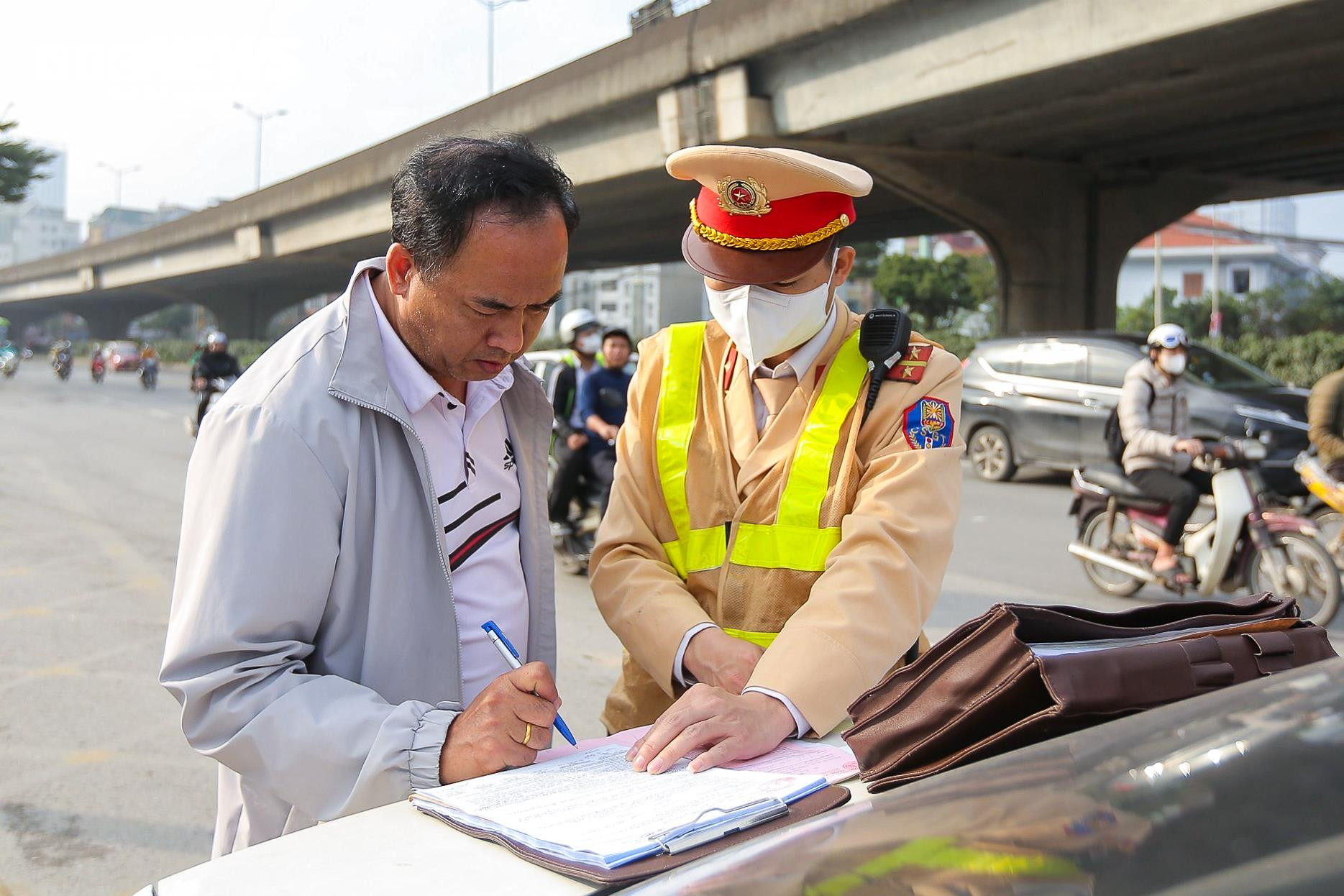 Bị phạt dừng đỗ sai quy định, tài xế biện minh 'do chiều theo ý khách' - 6