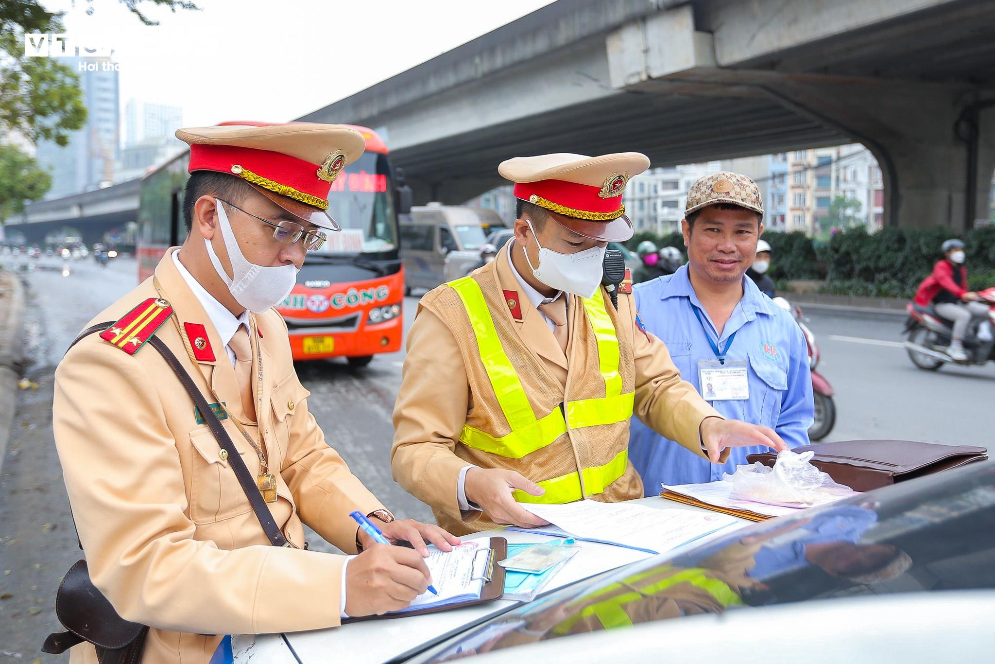 Bị phạt dừng đỗ sai quy định, tài xế biện minh 'do chiều theo ý khách' - 3