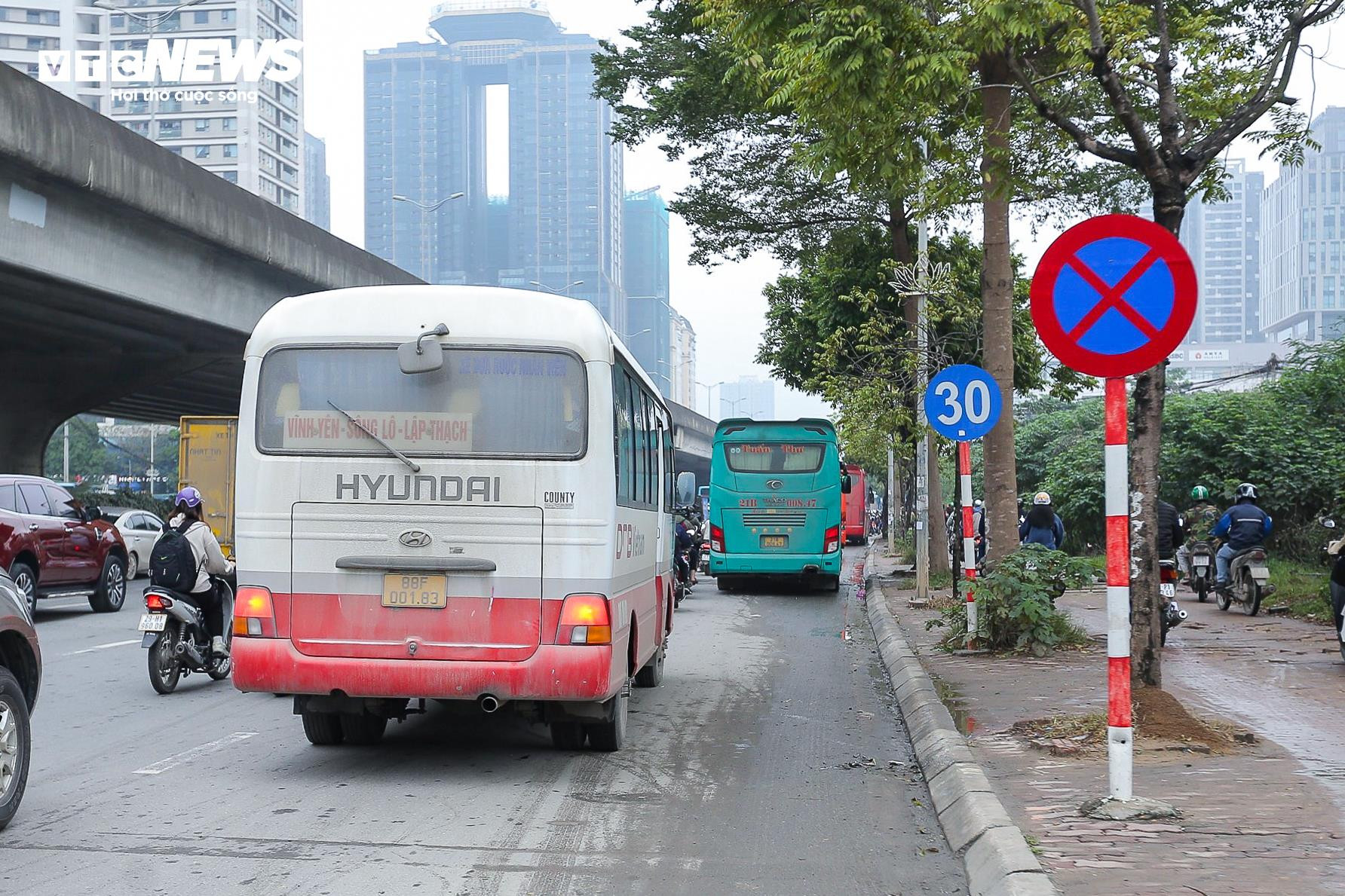 Bị phạt dừng đỗ sai quy định, tài xế biện minh 'do chiều theo ý khách' - 11