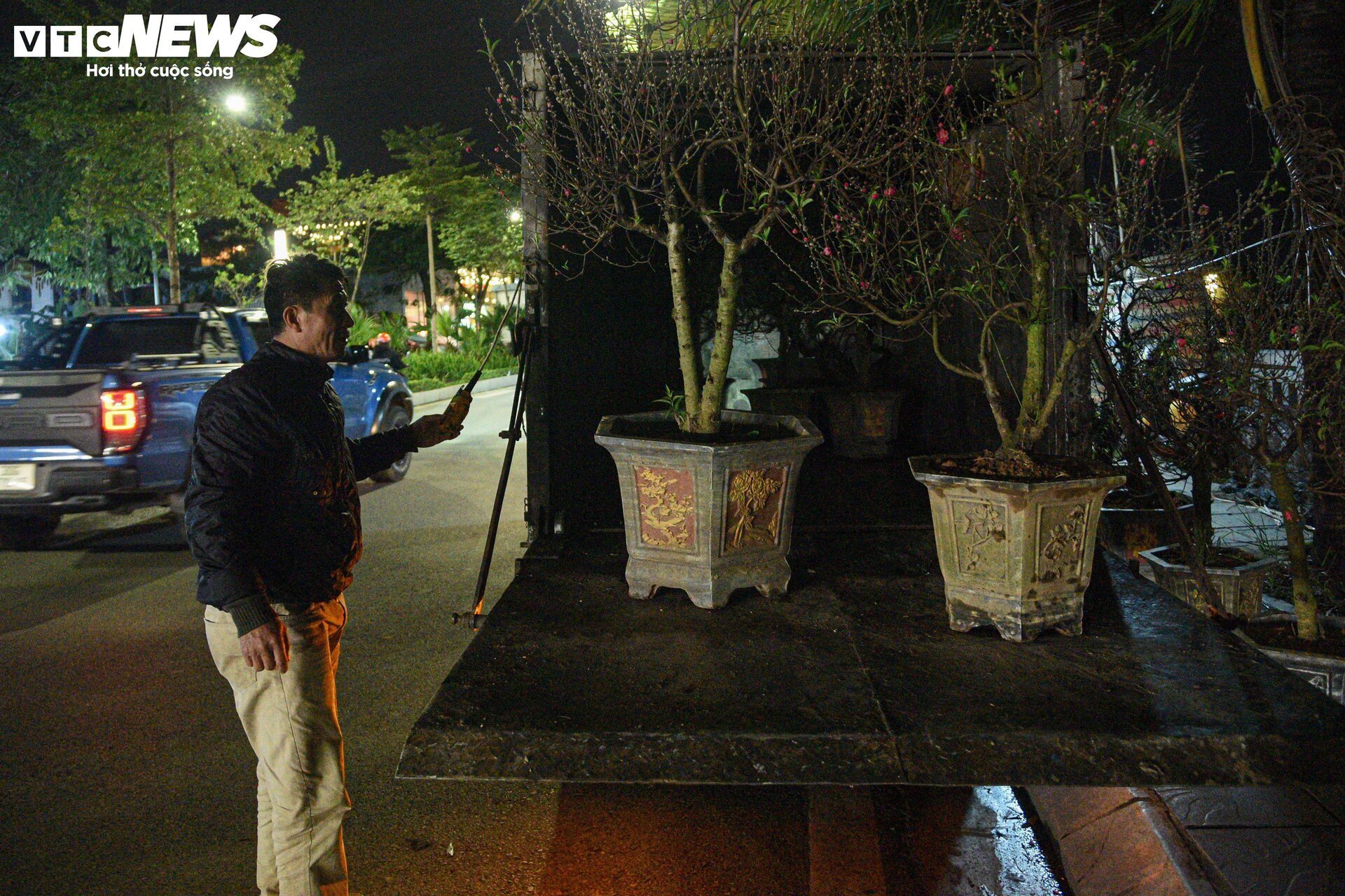 Tiểu thương chống chọi giá rét cao độ ở Hà Nội, thức xuyên đêm trông đào, quất - 14