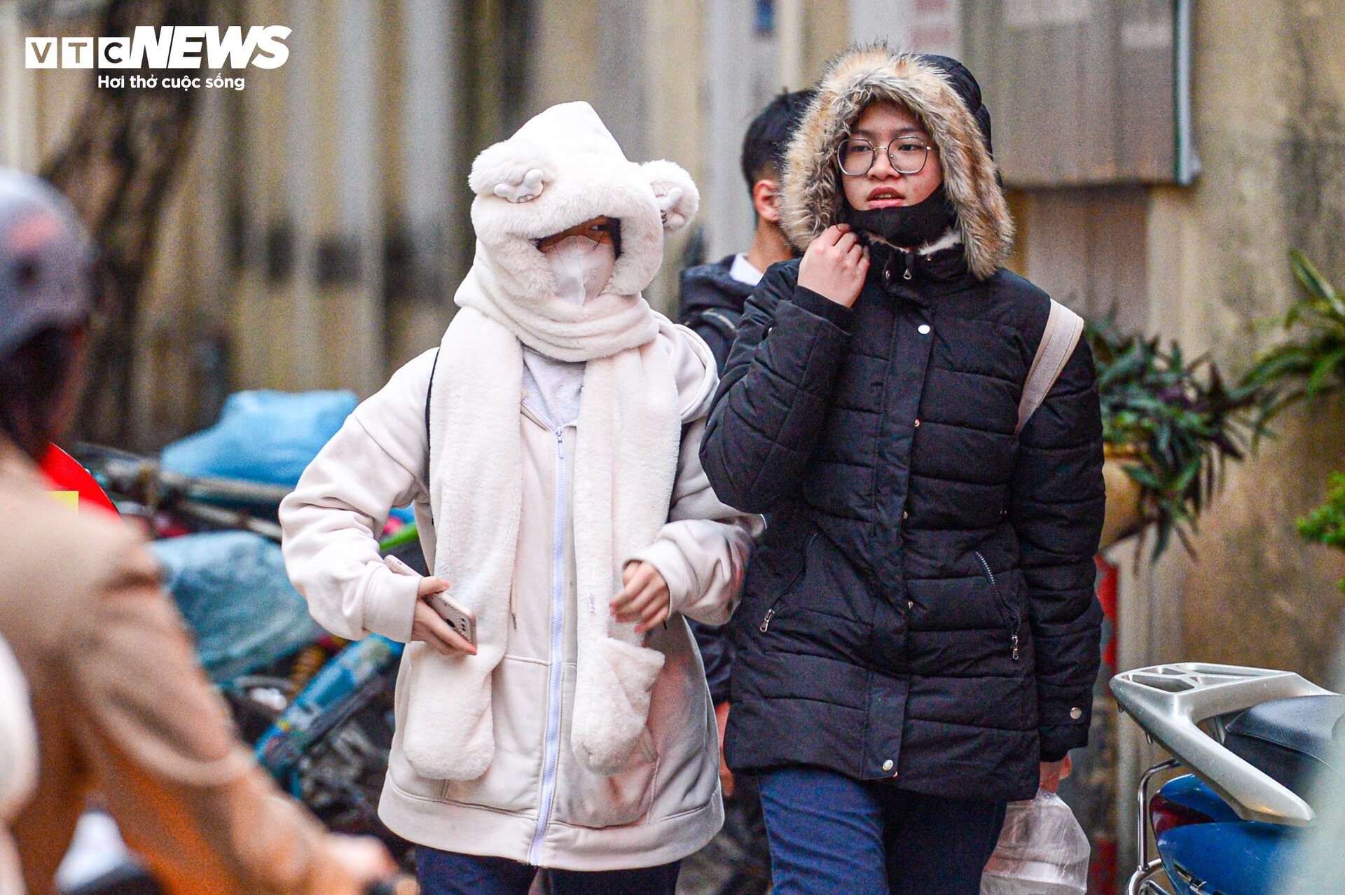Phụ huynh Hà Nội 'quấn kén' đưa con đến trường trong thời tiết 8 độ C - 12