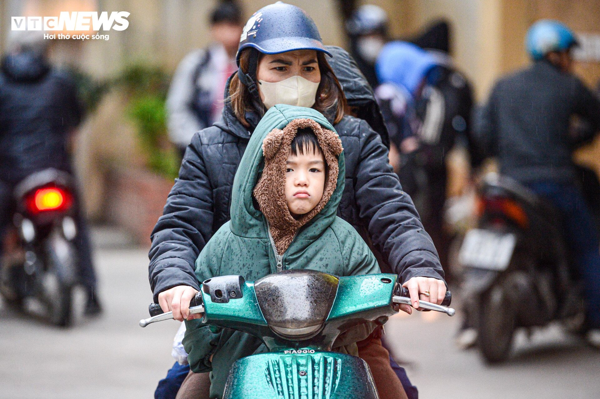 Phụ huynh Hà Nội 'quấn kén' đưa con đến trường trong thời tiết 8 độ C - 4