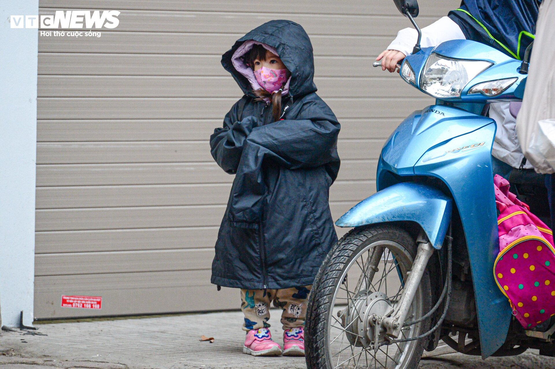 Phụ huynh Hà Nội 'quấn kén' đưa con đến trường trong thời tiết 8 độ C - 6