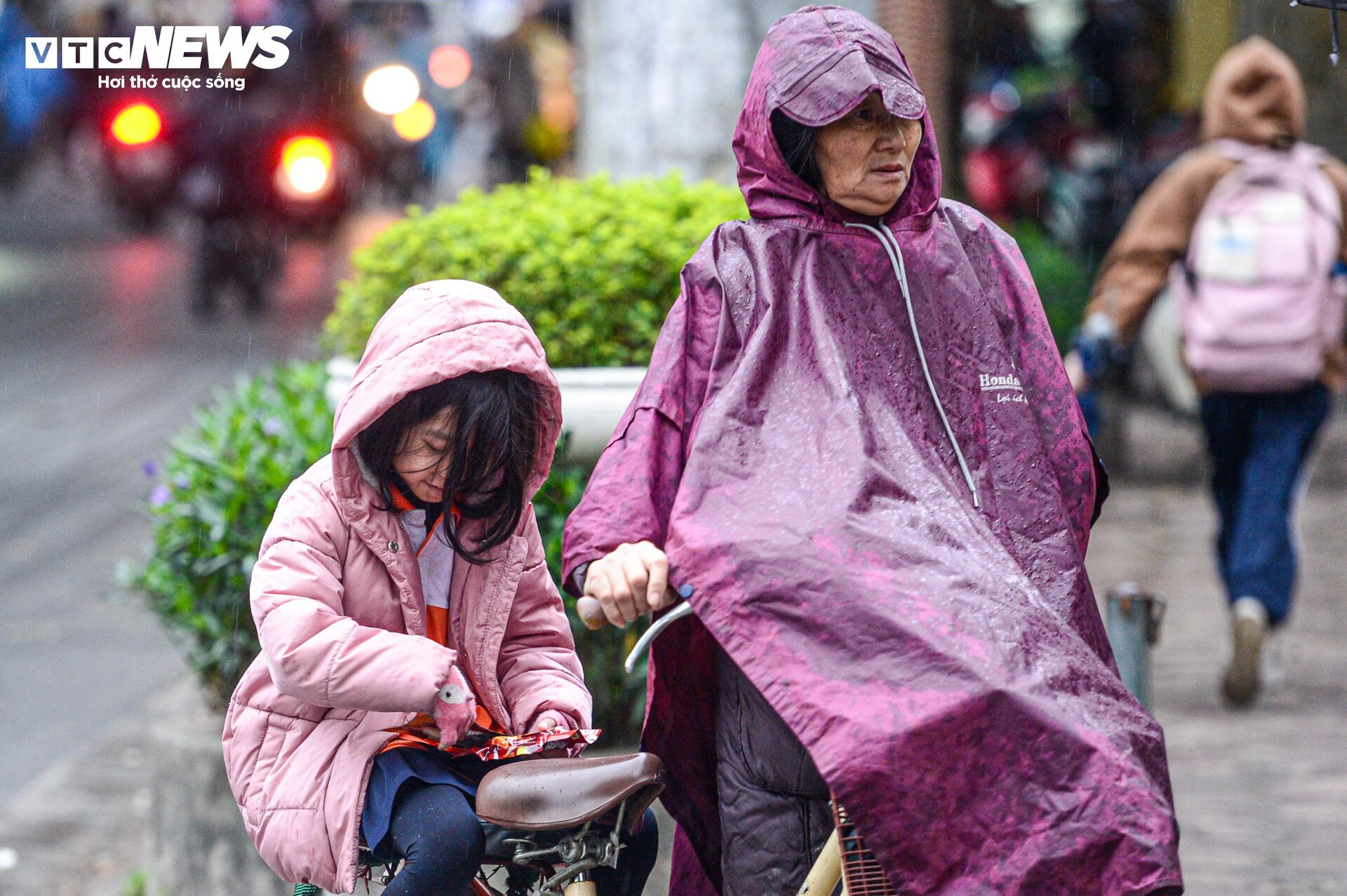 Phụ huynh Hà Nội 'quấn kén' đưa con đến trường trong thời tiết 8 độ C - 7