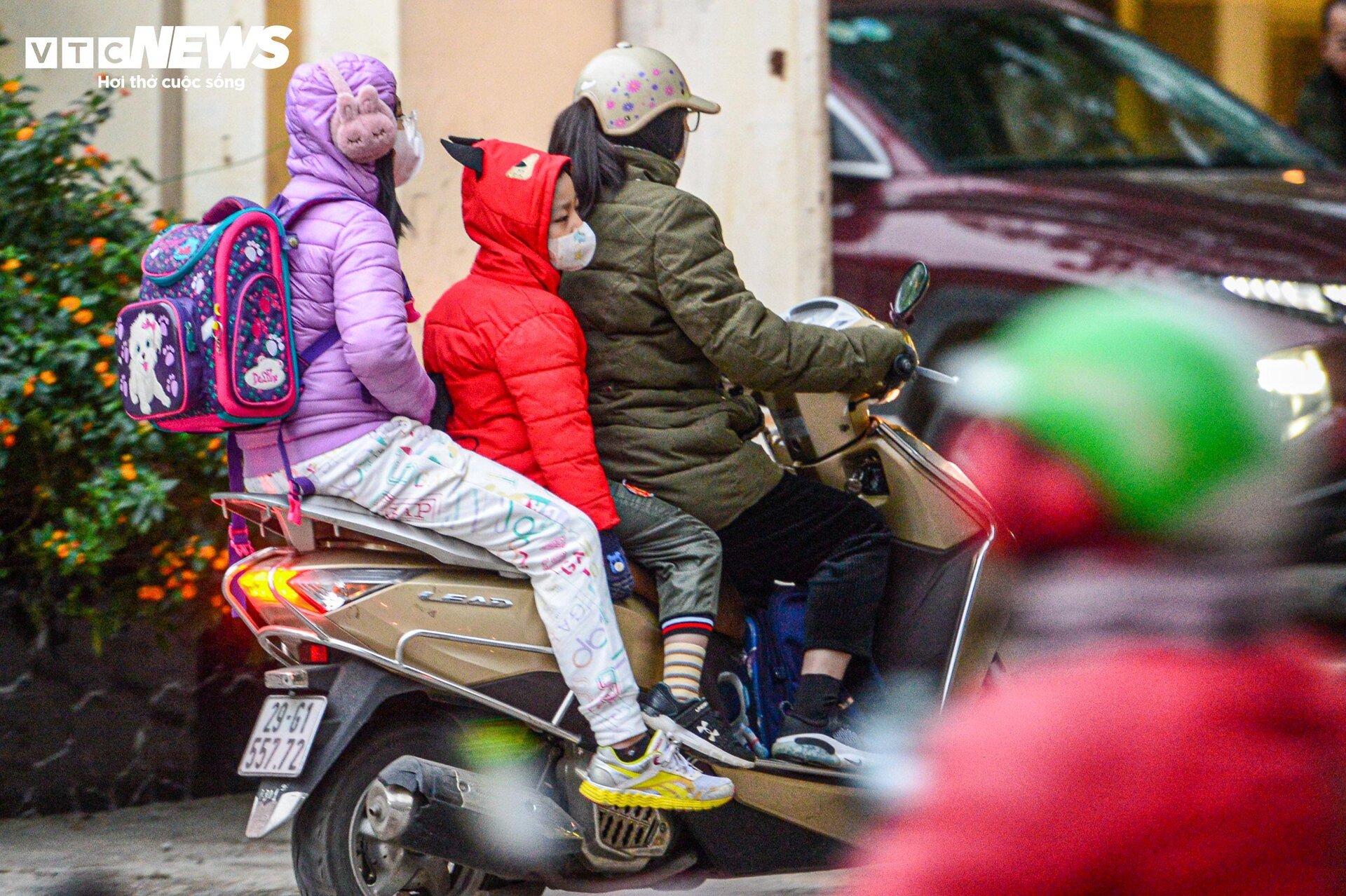Phụ huynh Hà Nội 'quấn kén' đưa con đến trường trong thời tiết 8 độ C - 5