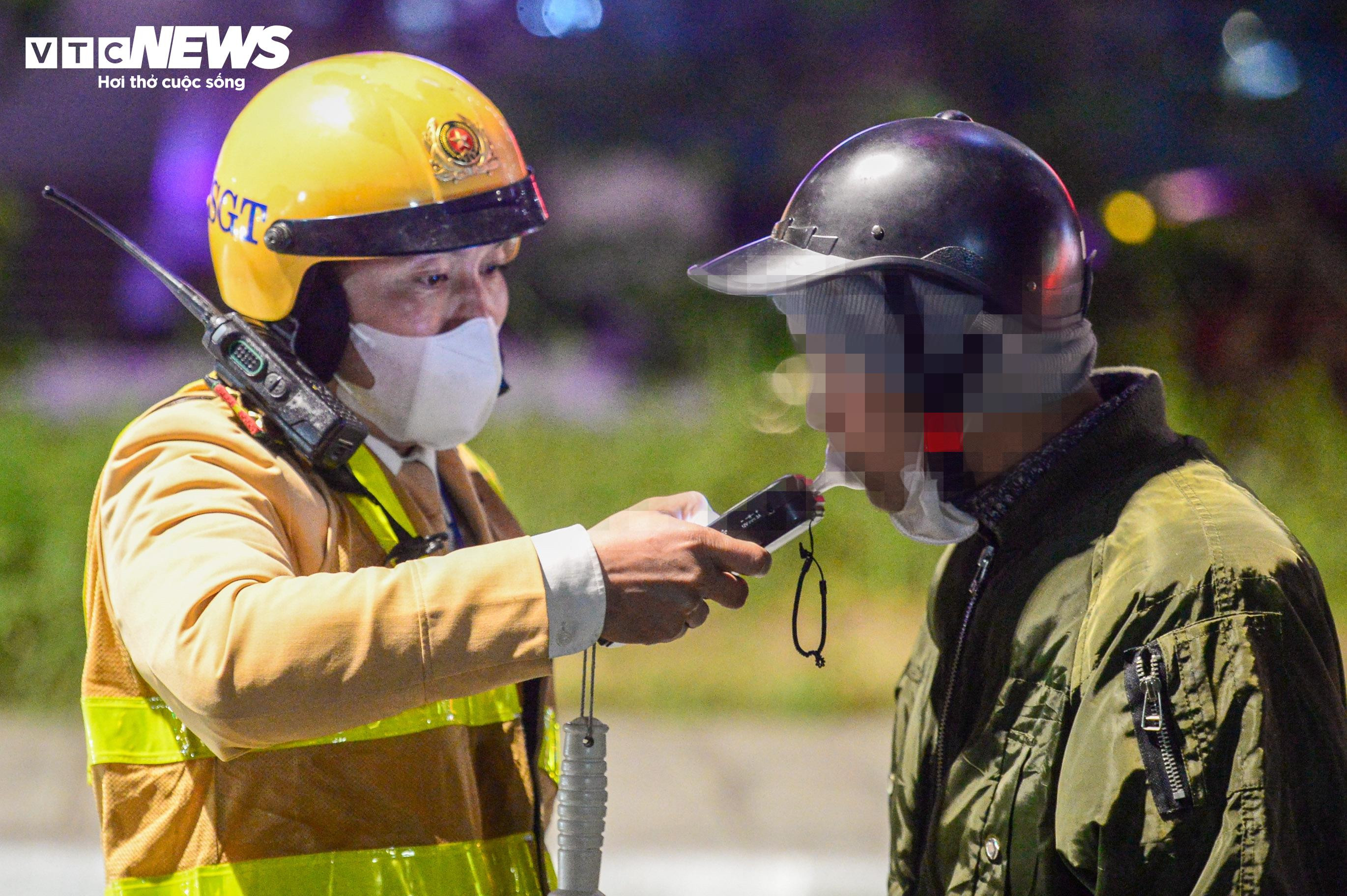 Uống 1-2 chén rượu trong tiệc tất niên, tài xế bị phạt 3 triệu đồng - 11