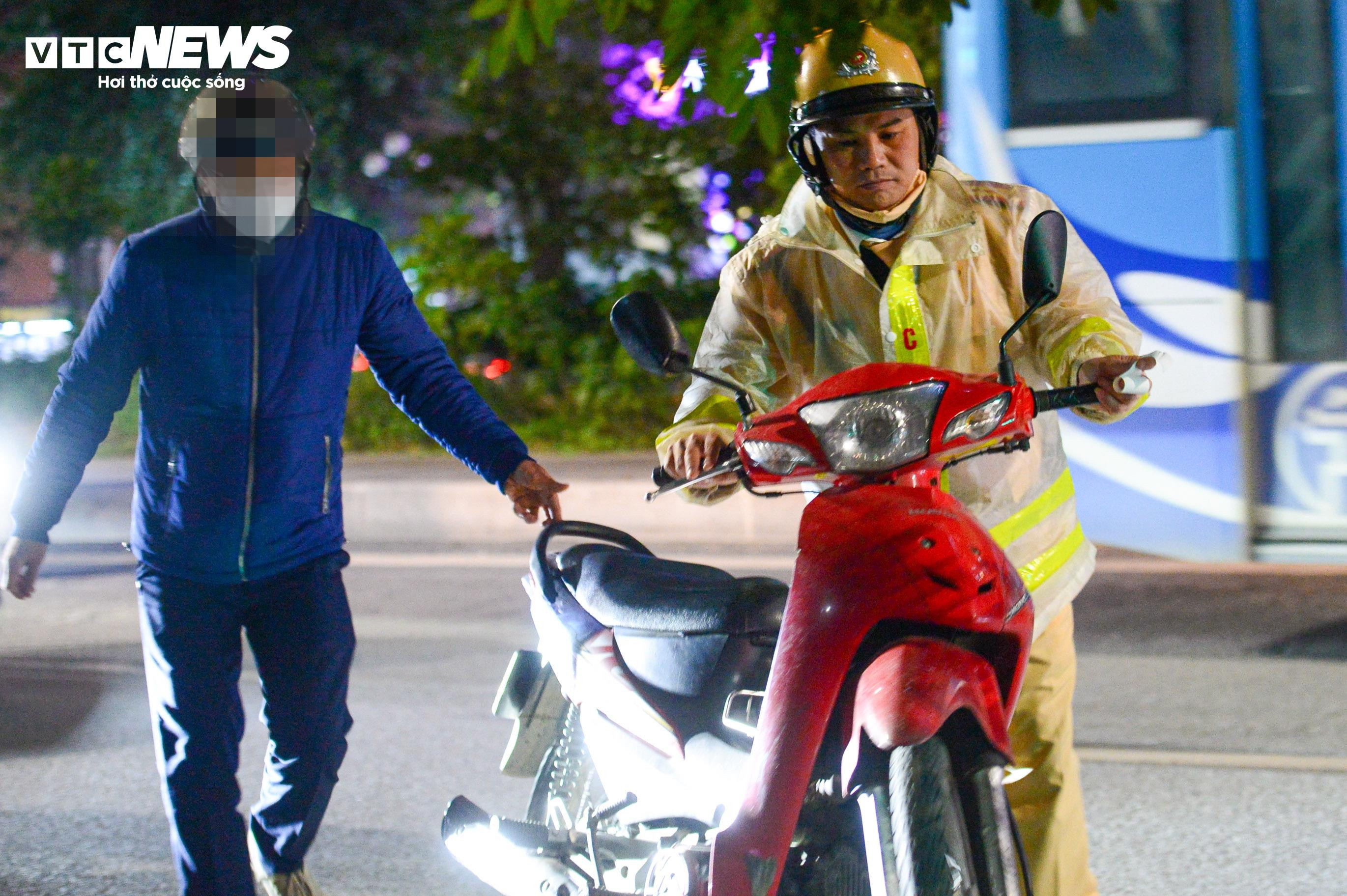 Uống 1-2 chén rượu trong tiệc tất niên, tài xế bị phạt 3 triệu đồng - 6