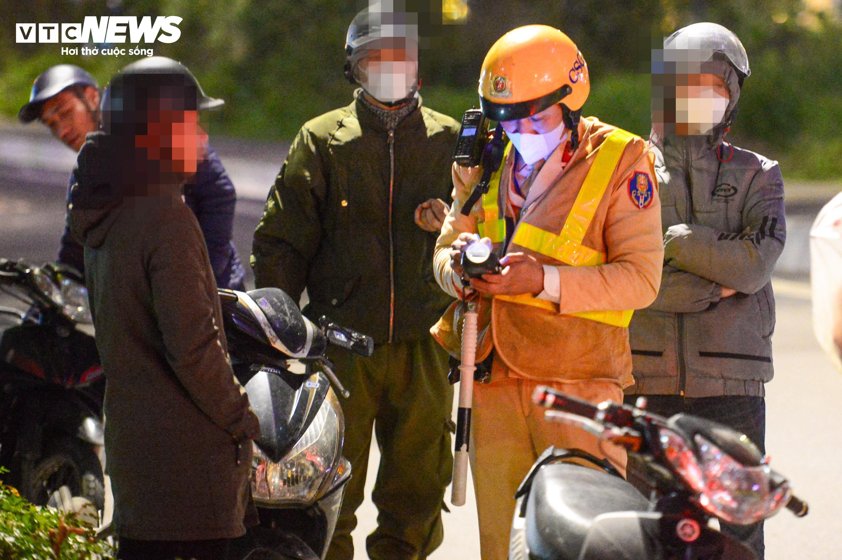 Uống 1-2 chén rượu trong tiệc tất niên, tài xế bị phạt 3 triệu đồng - 10