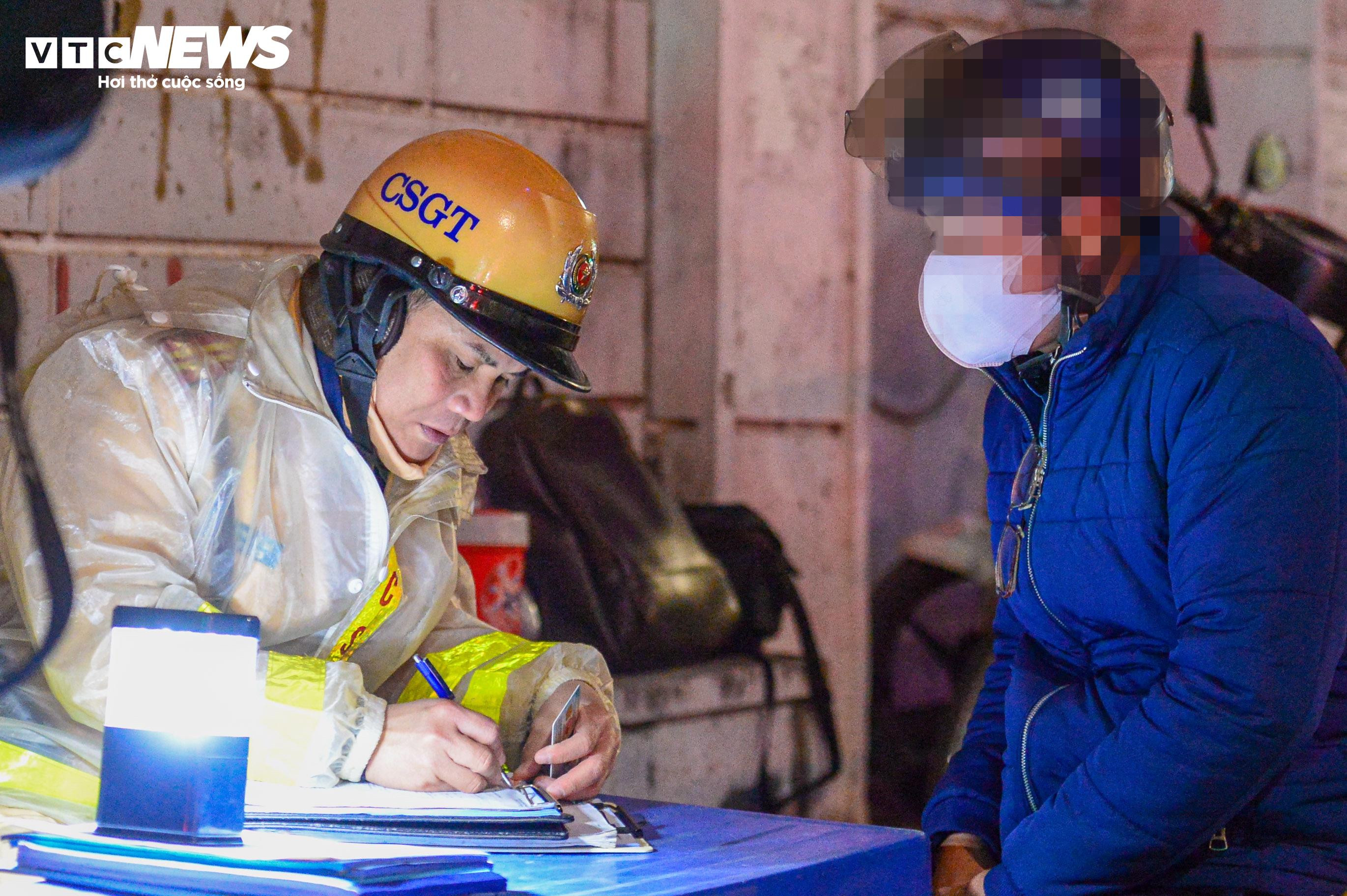 Uống 1-2 chén rượu trong tiệc tất niên, tài xế bị phạt 3 triệu đồng - 7