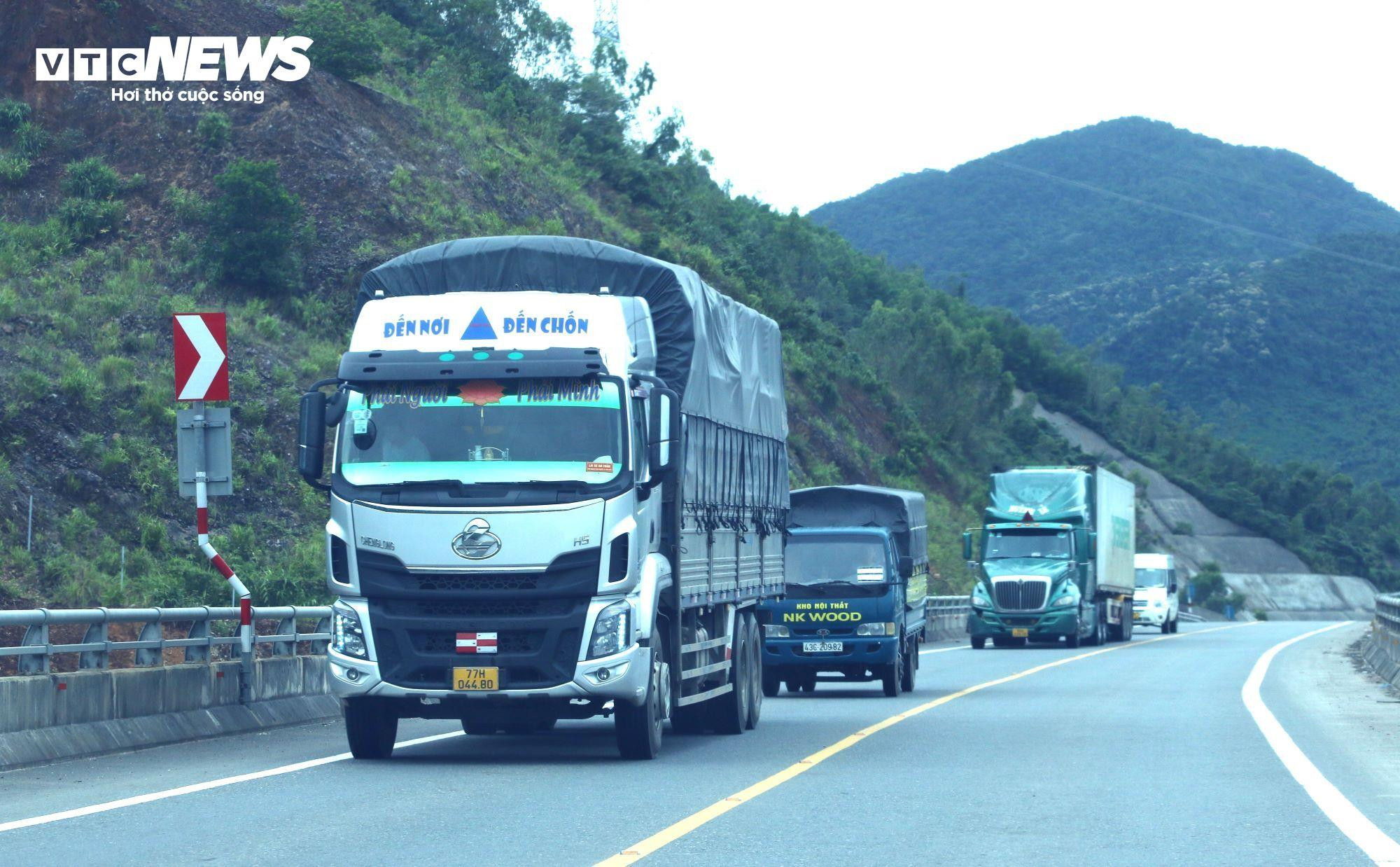 Nhiều tai nạn thảm khốc, tài xế vẫn xem cao tốc La Sơn-Túy Loan như chốn vô pháp - 12