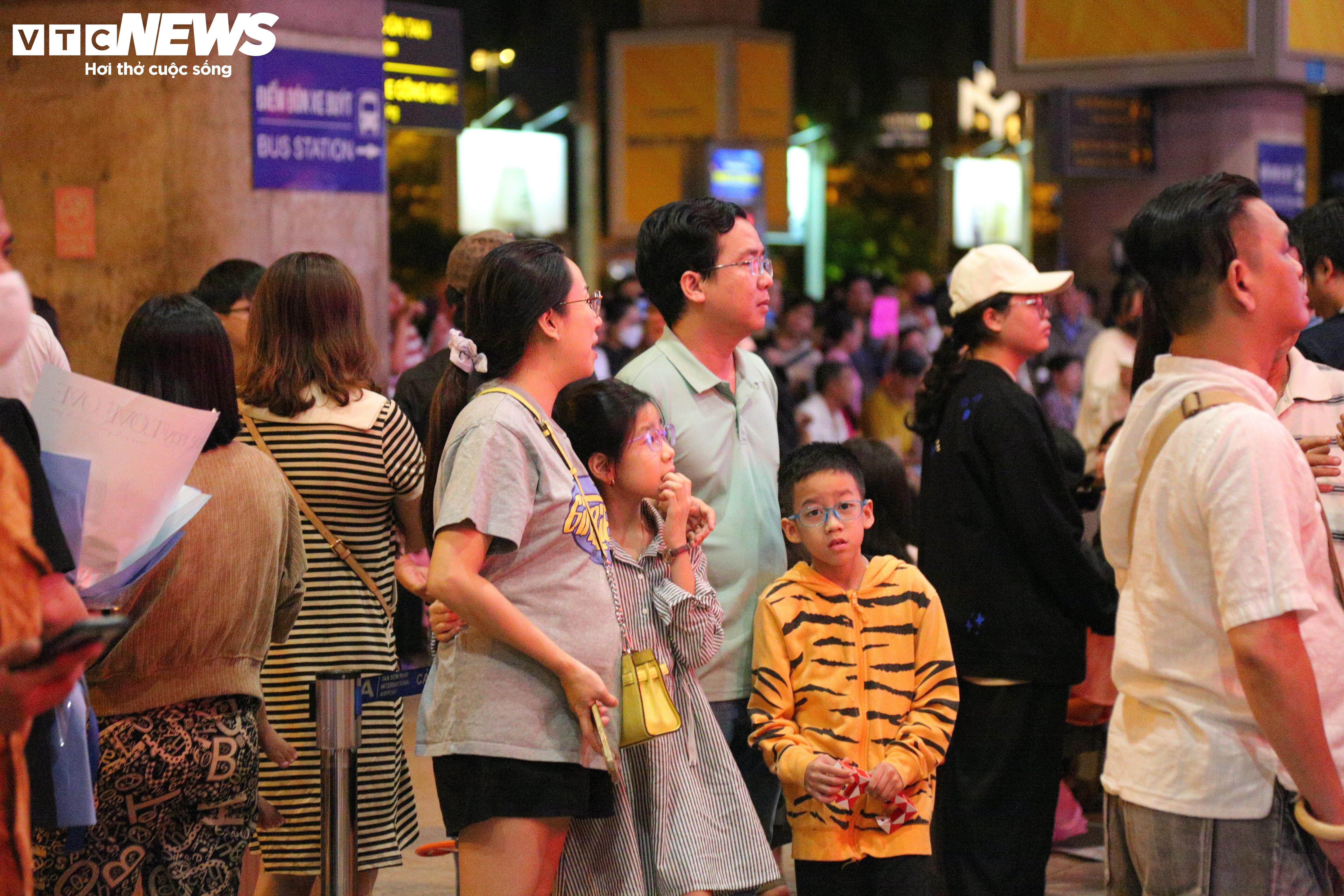 Kiều bào về nước đón Tết, sân bay Tân Sơn Nhất đông nghẹt người - 5