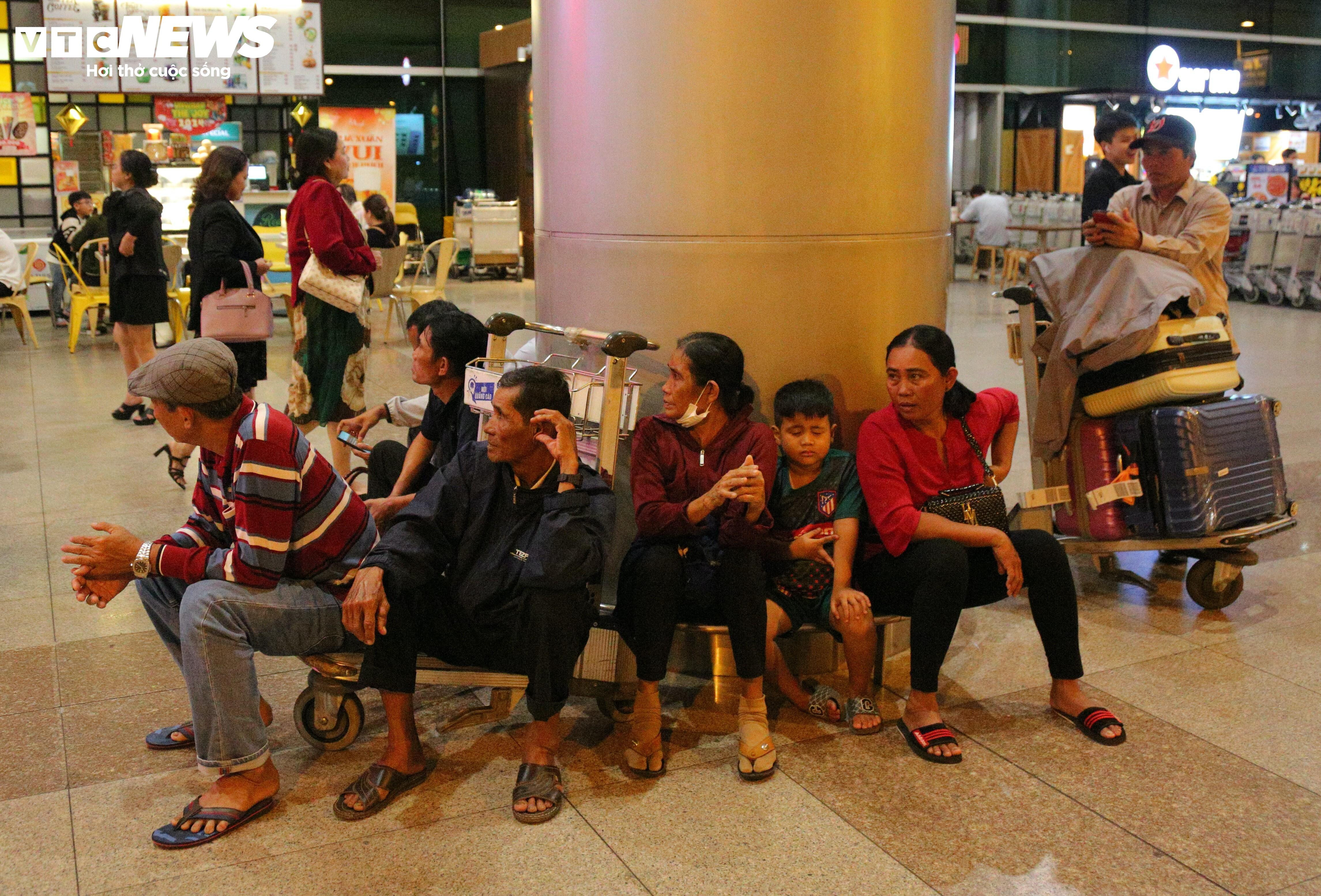 Kiều bào về nước đón Tết, sân bay Tân Sơn Nhất đông nghẹt người - 4