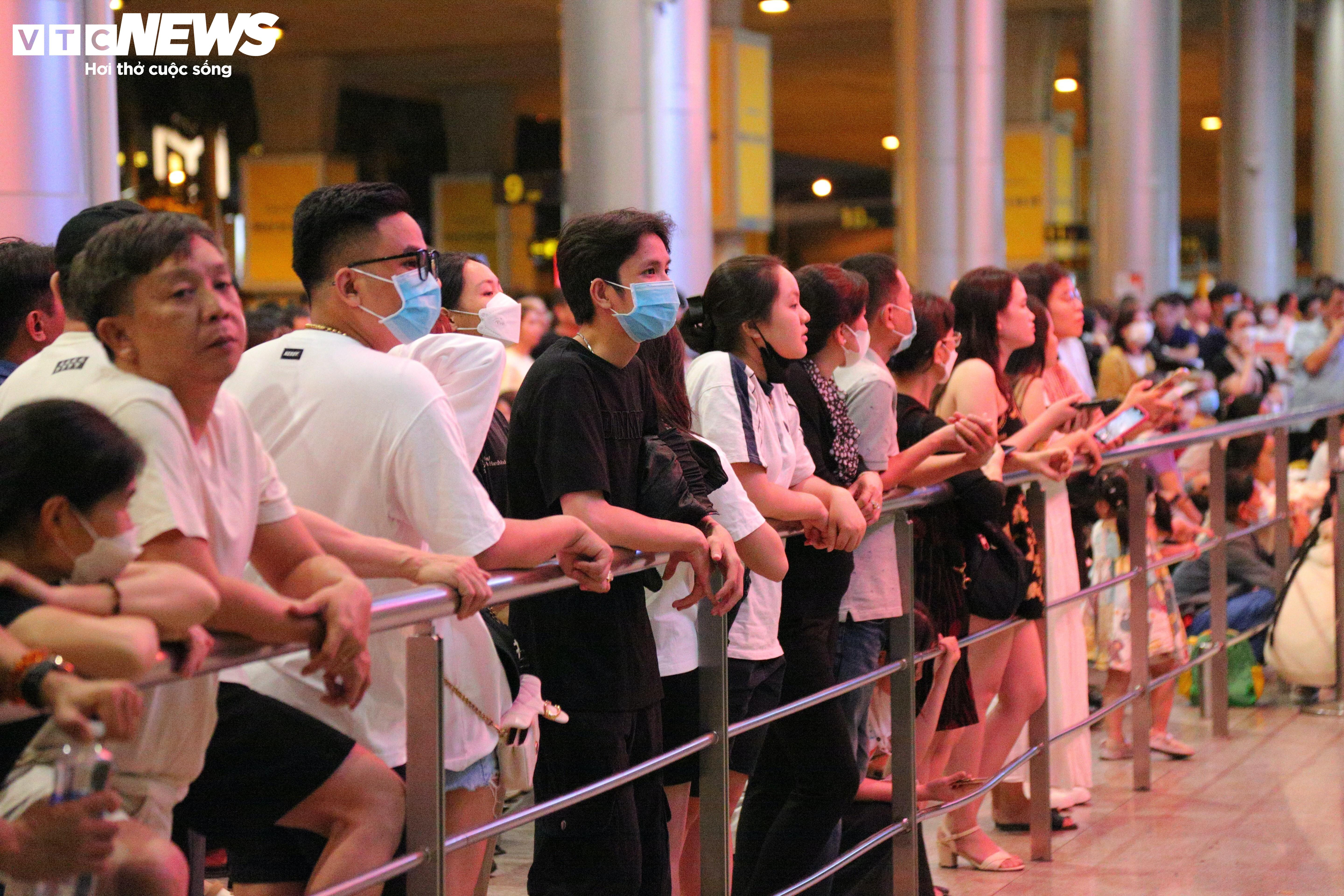 Kiều bào về nước đón Tết, sân bay Tân Sơn Nhất đông nghẹt người - 7