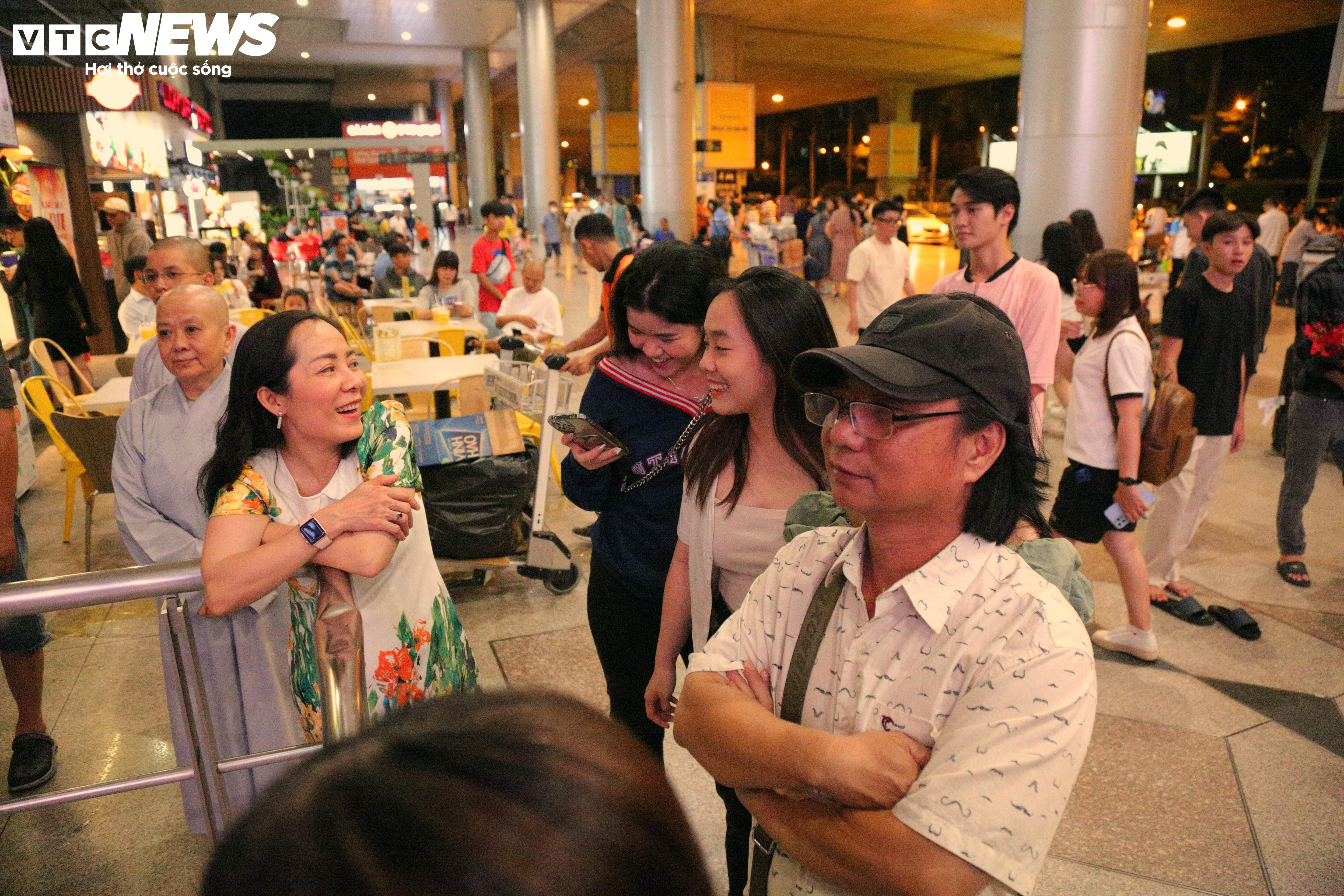 Kiều bào về nước đón Tết, sân bay Tân Sơn Nhất đông nghẹt người - 8