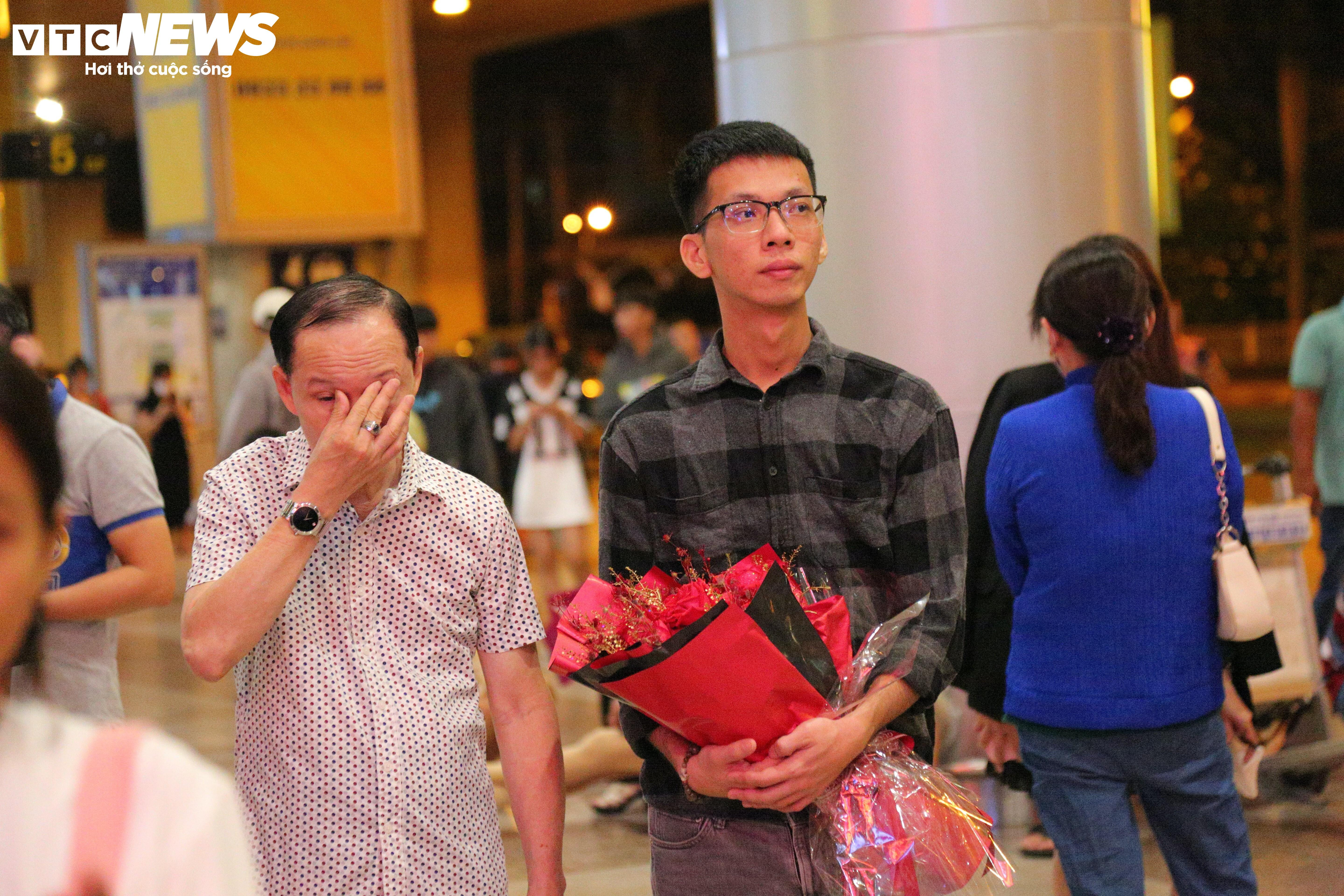 Kiều bào về nước đón Tết, sân bay Tân Sơn Nhất đông nghẹt người - 6