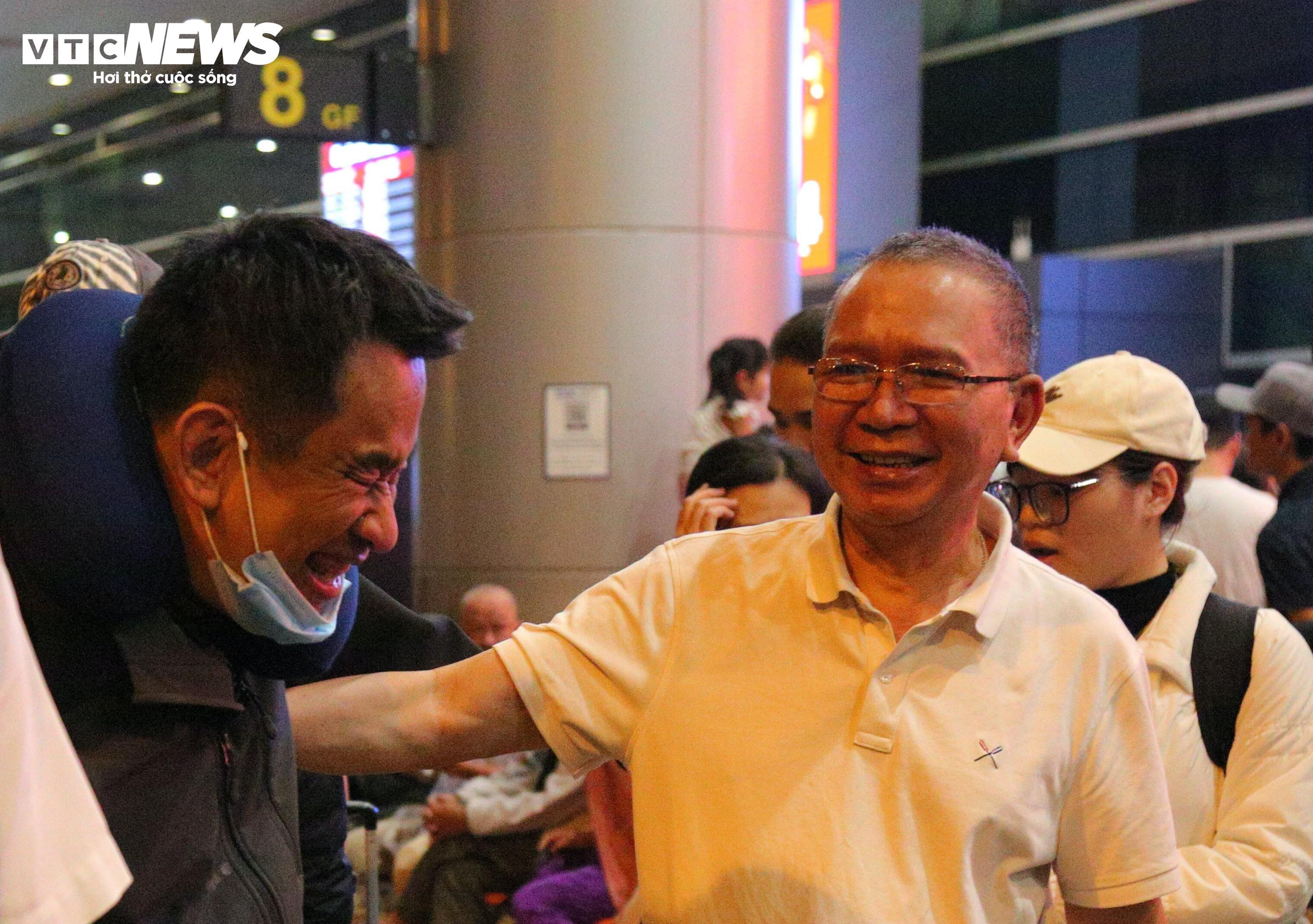 Kiều bào về nước đón Tết, sân bay Tân Sơn Nhất đông nghẹt người - 10