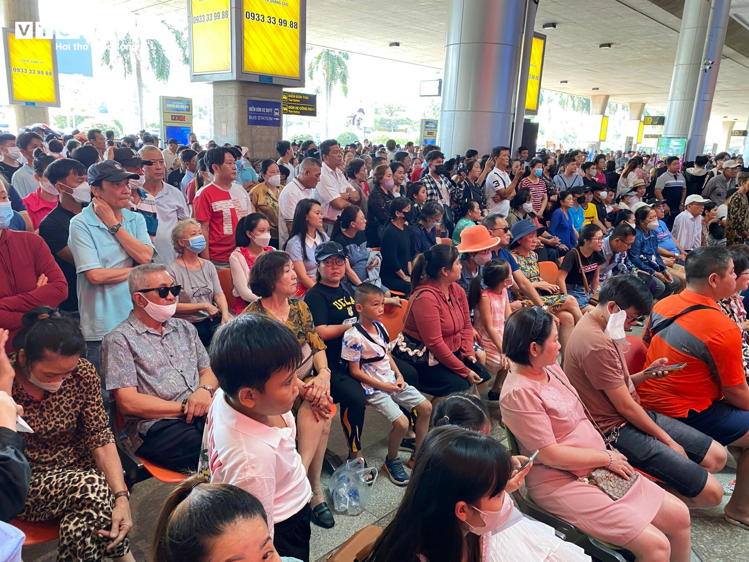 Kiều bào về nước đón Tết, sân bay Tân Sơn Nhất đông nghẹt người - 1