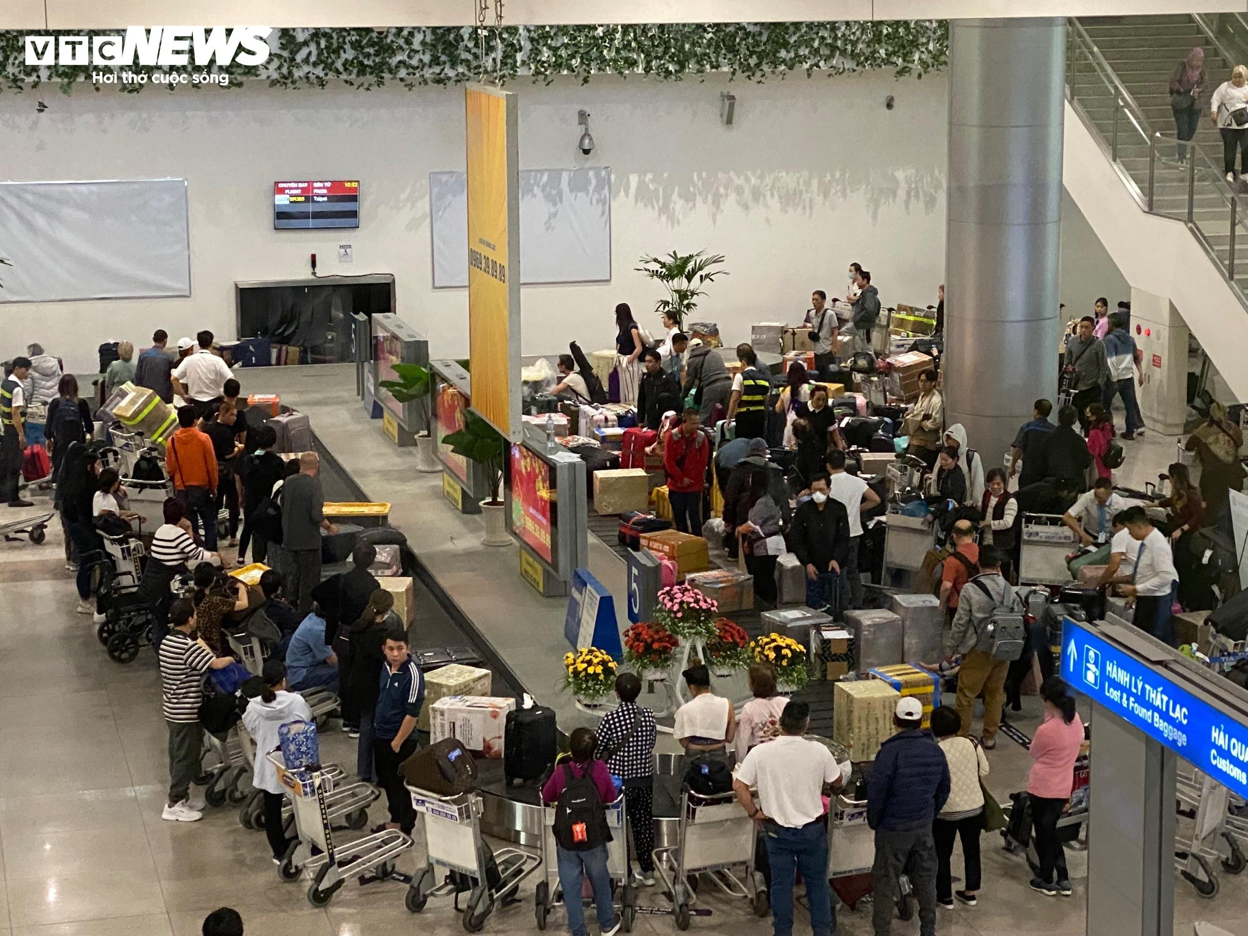 Kiều bào về nước đón Tết, sân bay Tân Sơn Nhất đông nghẹt người - 2