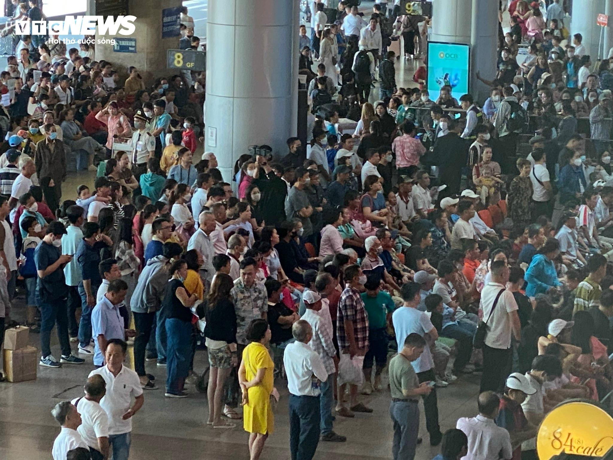 Kiều bào về nước đón Tết, sân bay Tân Sơn Nhất đông nghẹt người - 3