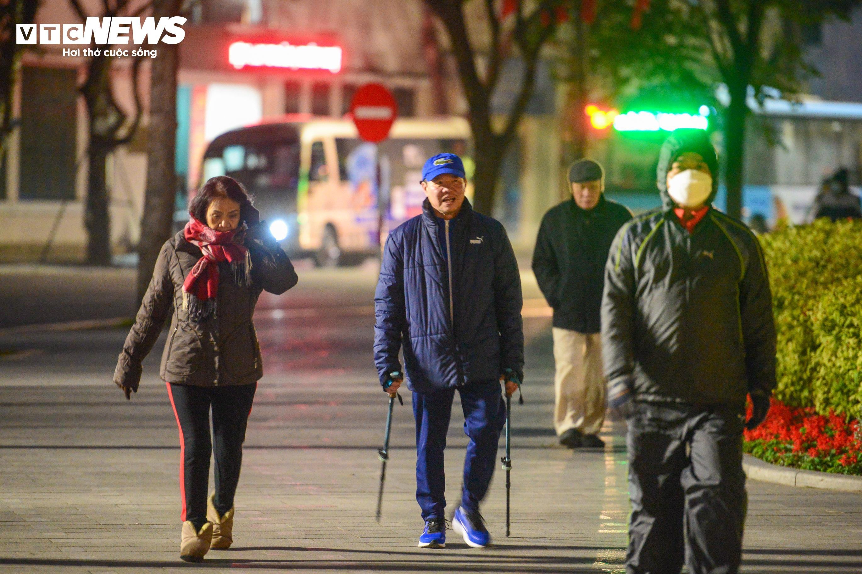 Trời rét căm căm, nhiều người vẫn dậy từ tờ mờ sáng ra Hồ Gươm tập thể dục - 2