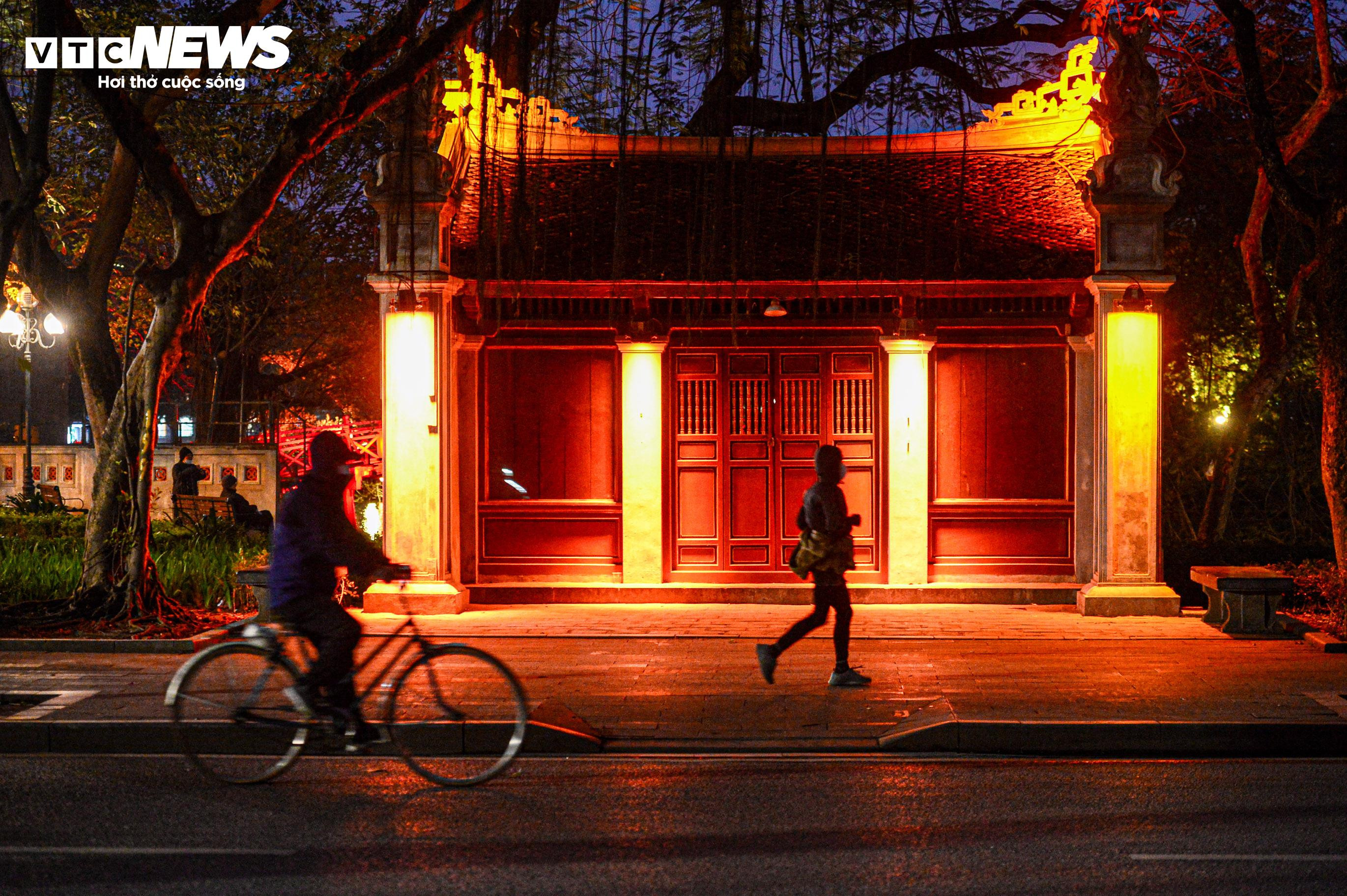 Trời rét căm căm, nhiều người vẫn dậy từ tờ mờ sáng ra Hồ Gươm tập thể dục - 7