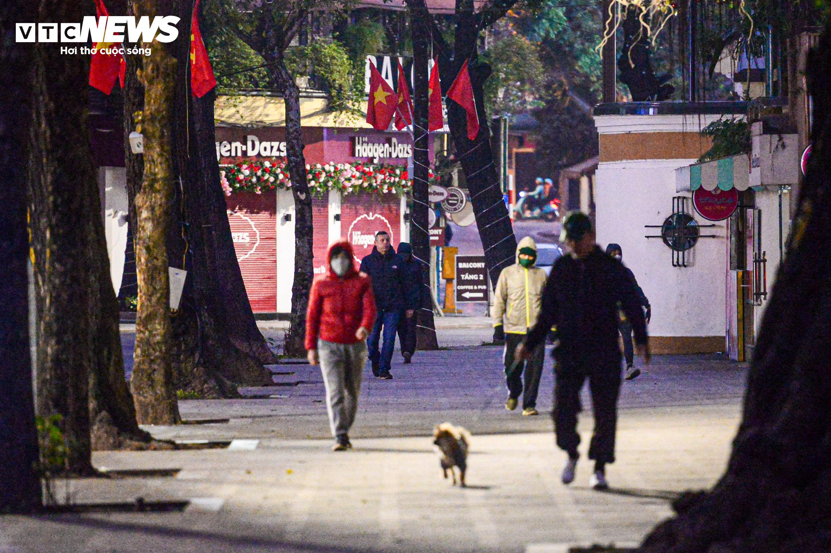 Trời rét căm căm, nhiều người vẫn dậy từ tờ mờ sáng ra Hồ Gươm tập thể dục - 12