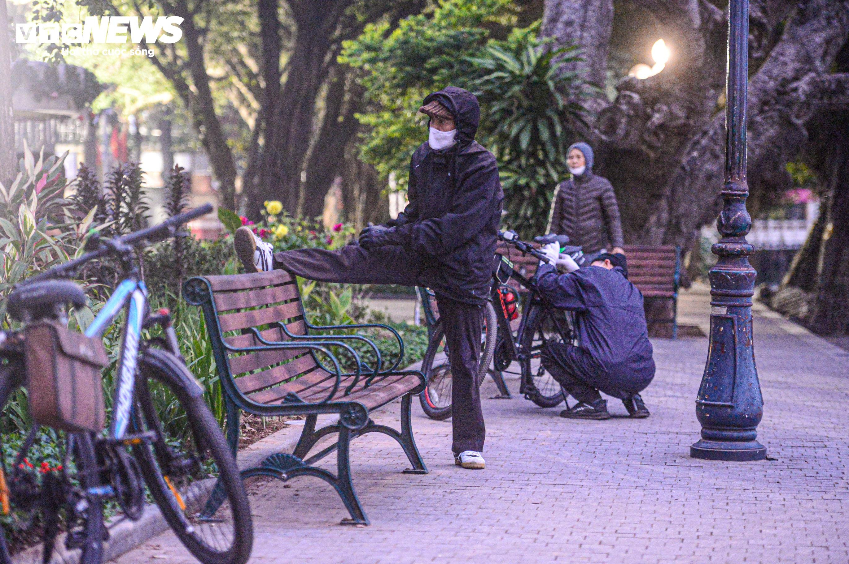 Trời rét căm căm, nhiều người vẫn dậy từ tờ mờ sáng ra Hồ Gươm tập thể dục - 11