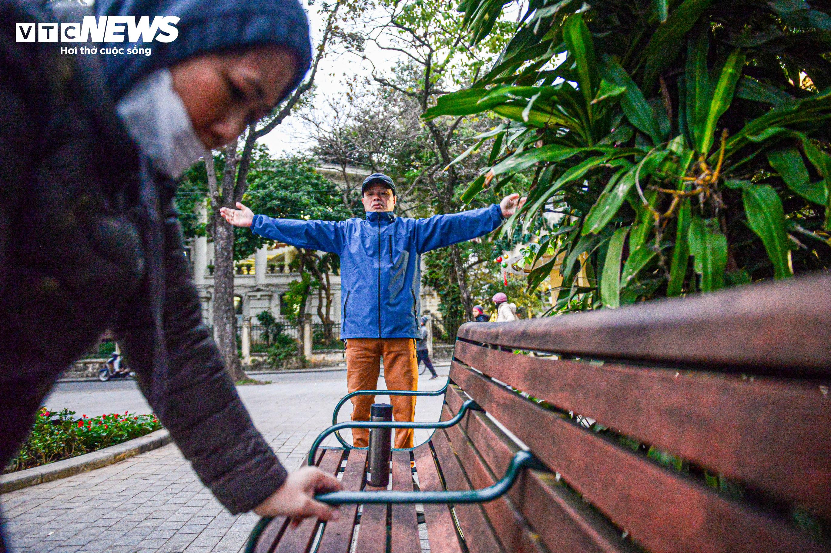 Trời rét căm căm, nhiều người vẫn dậy từ tờ mờ sáng ra Hồ Gươm tập thể dục - 9