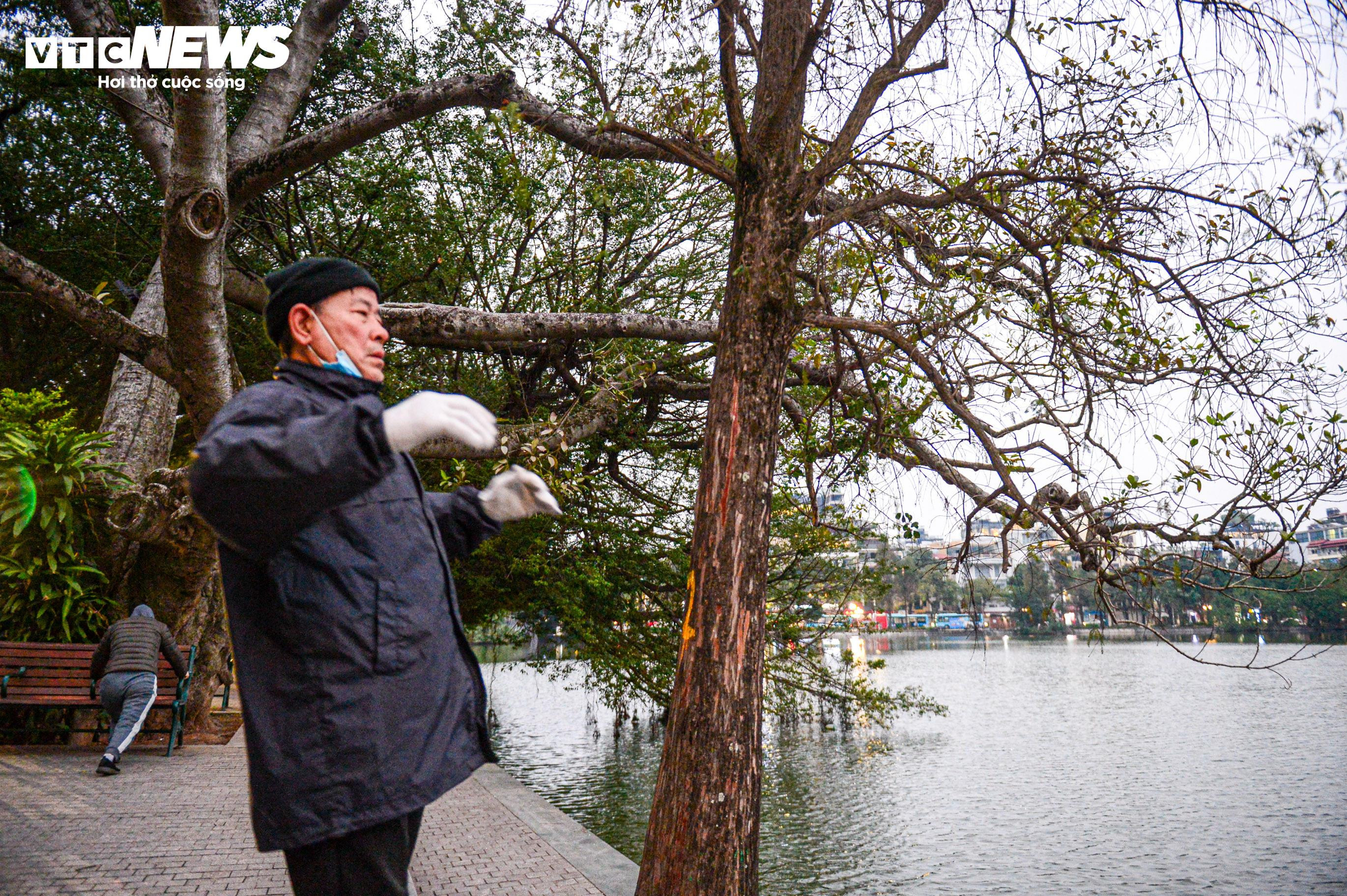 Trời rét căm căm, nhiều người vẫn dậy từ tờ mờ sáng ra Hồ Gươm tập thể dục - 10