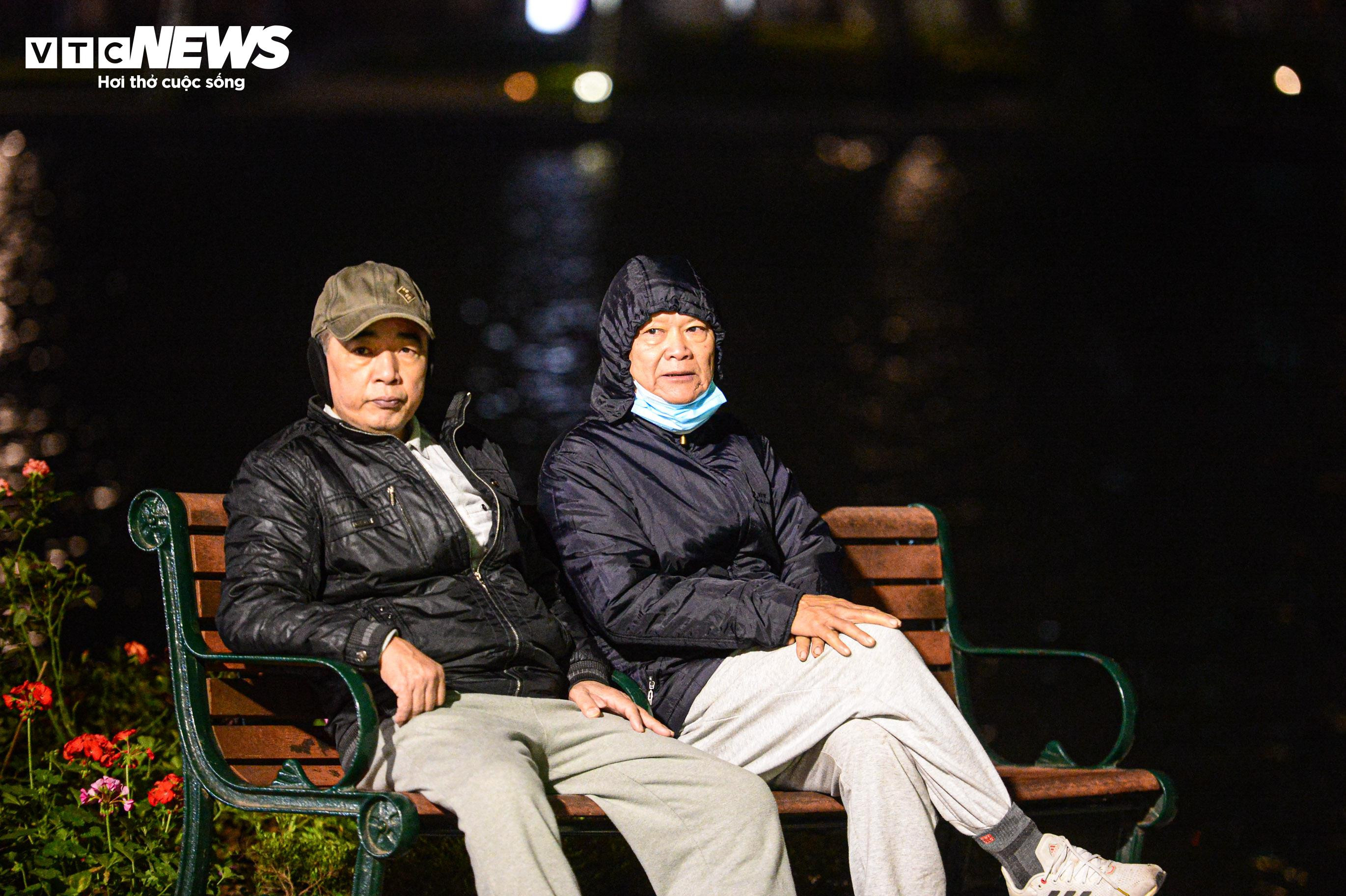 Trời rét căm căm, nhiều người vẫn dậy từ tờ mờ sáng ra Hồ Gươm tập thể dục - 6