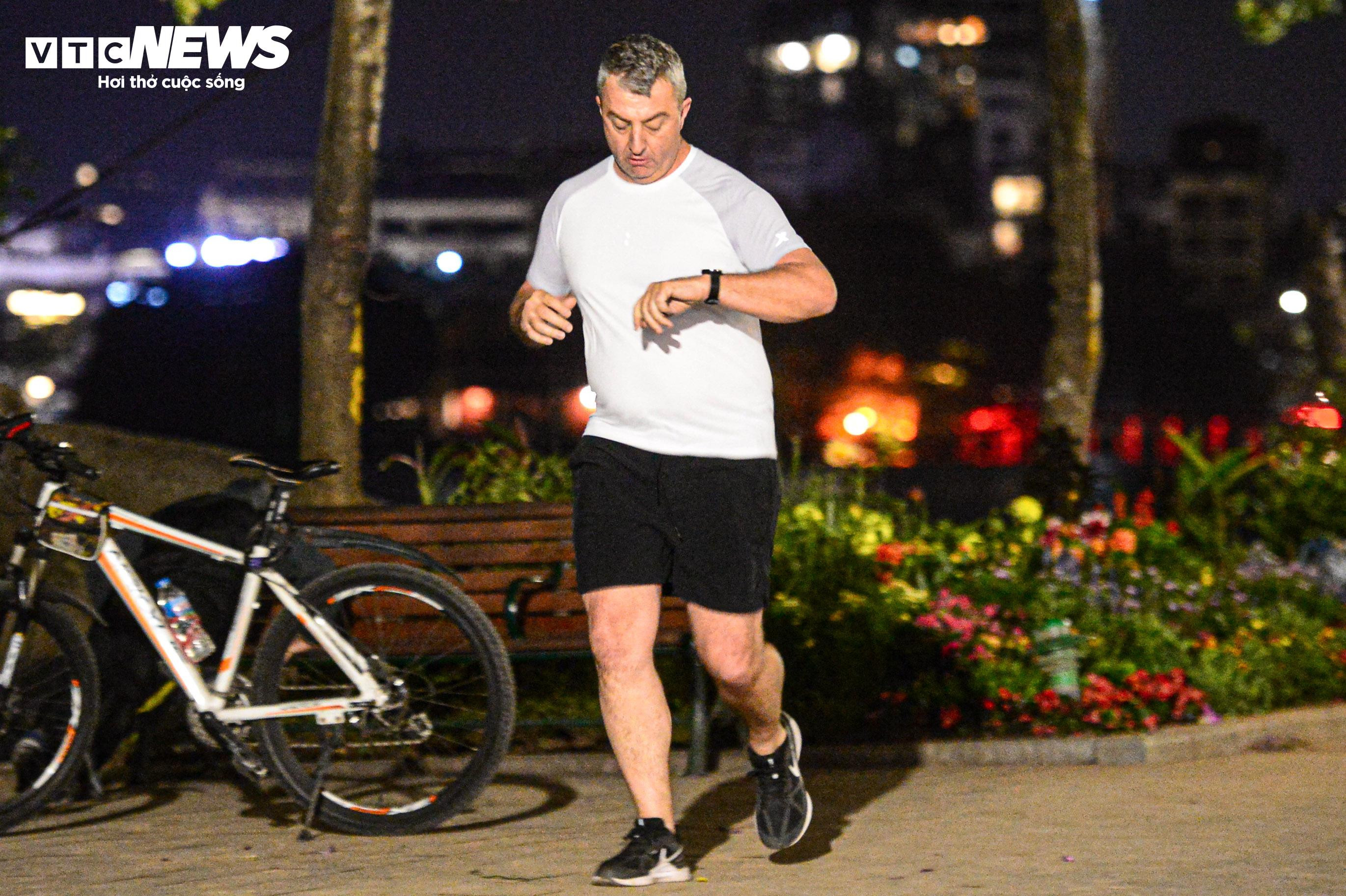 Trời rét căm căm, nhiều người vẫn dậy từ tờ mờ sáng ra Hồ Gươm tập thể dục - 4