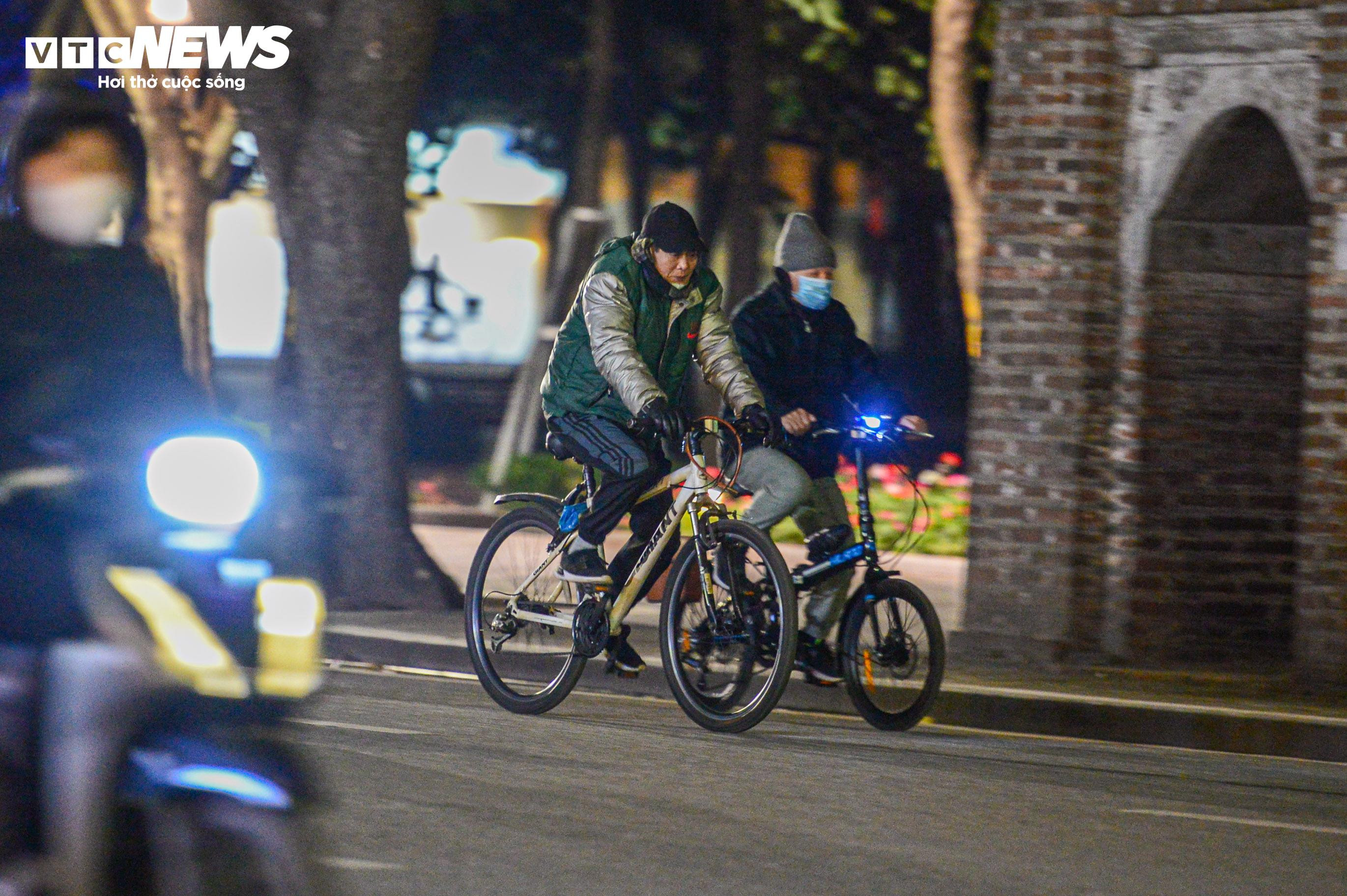 Trời rét căm căm, nhiều người vẫn dậy từ tờ mờ sáng ra Hồ Gươm tập thể dục - 3